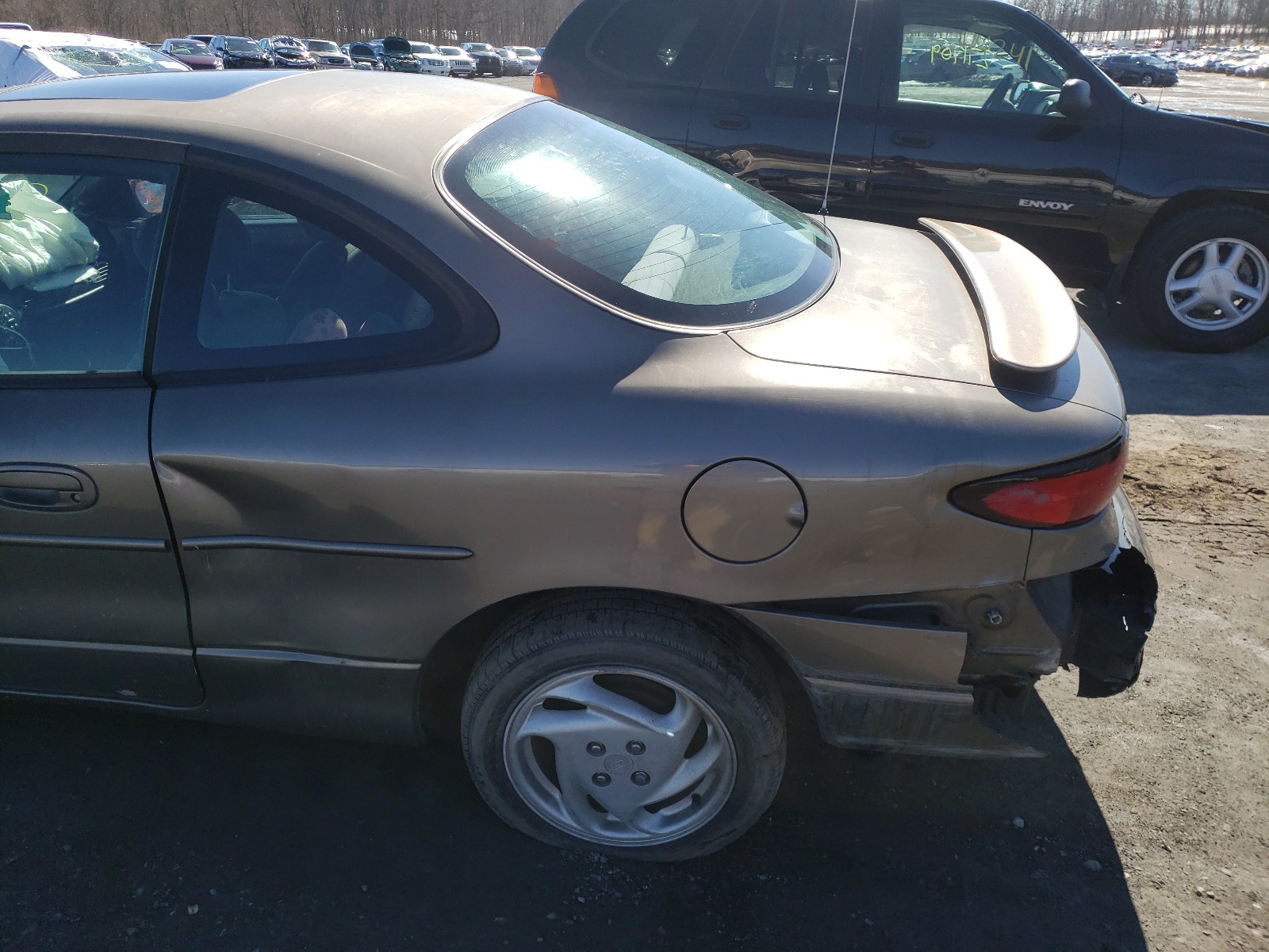 Photo 9 from auction – 2001 FORD ESCORT ZX2 with VIN 3FAFP11301R133577