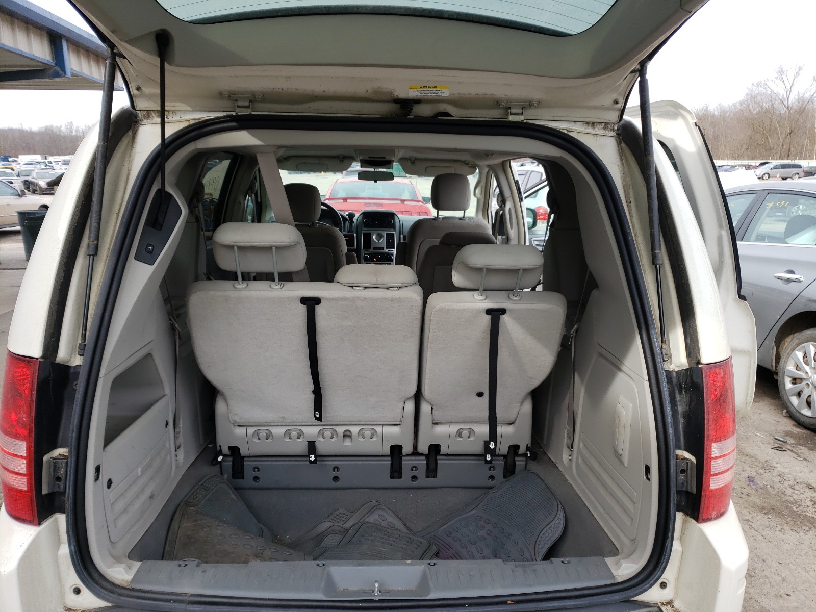 Photo 9 from auction – 2010 CHRYSLER TOWN & COU with VIN 2A4RR5D12AR113625