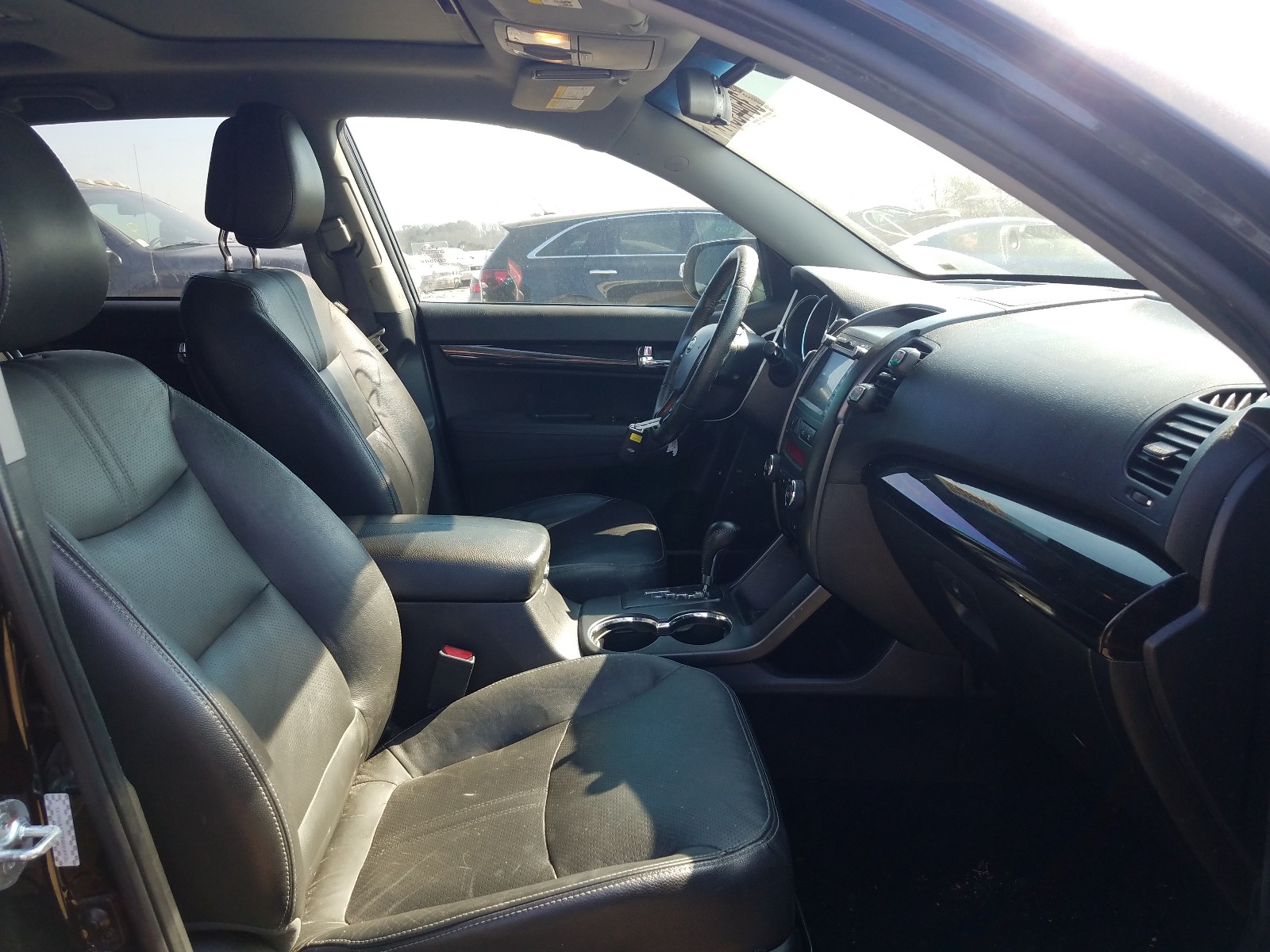 Photo 5 from auction – 2011 KIA SORENTO EX with VIN 5XYKU4A27BG004936