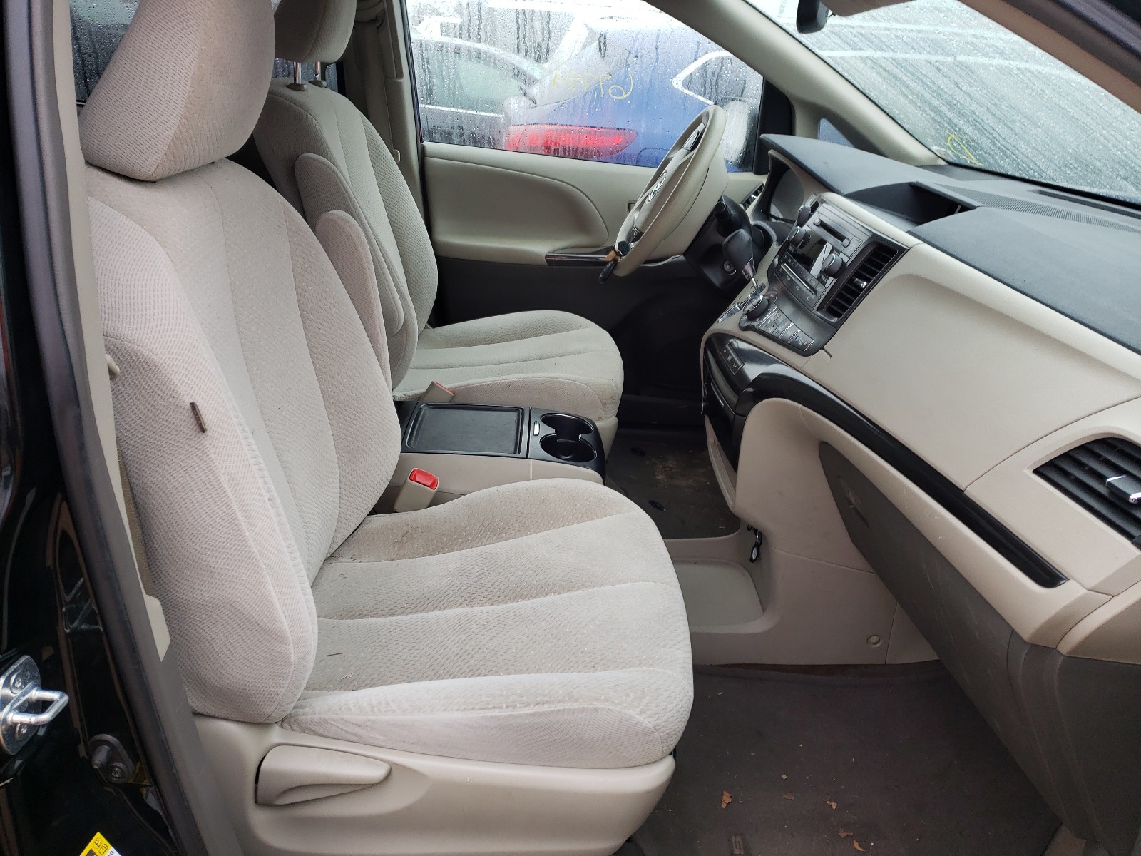Photo 5 from auction – 2014 TOYOTA SIENNA LE with VIN 5TDKK3DC9ES526382