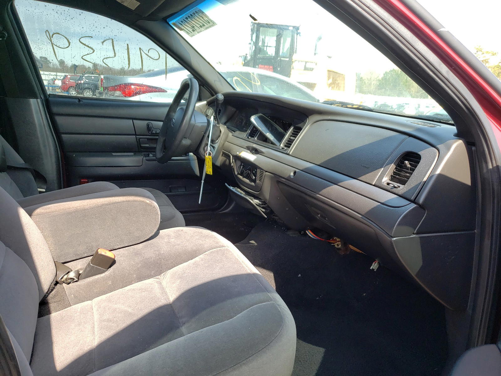 Photo 5 from auction – 2011 FORD CROWN VICT with VIN 2FABP7BV8BX169652