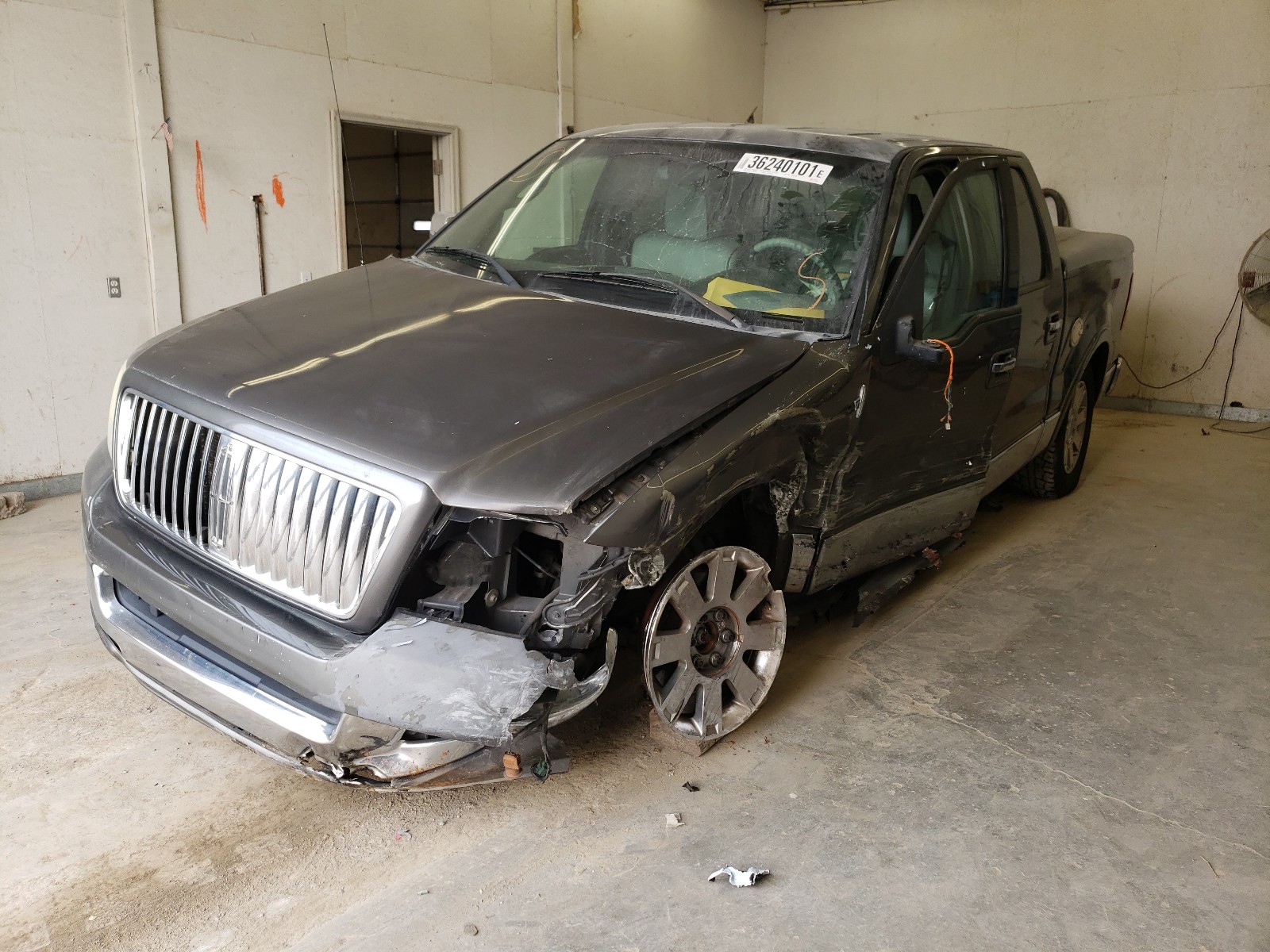 Фото 2 с аукциона – 2006 LINCOLN MARK LT с VIN 5LTPW16516FJ07602