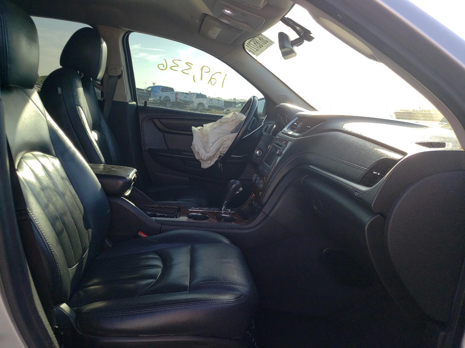 Photo 5 from auction – 2014 CHEVROLET TRAVERSE L with VIN 1GNKRGKD0EJ375810