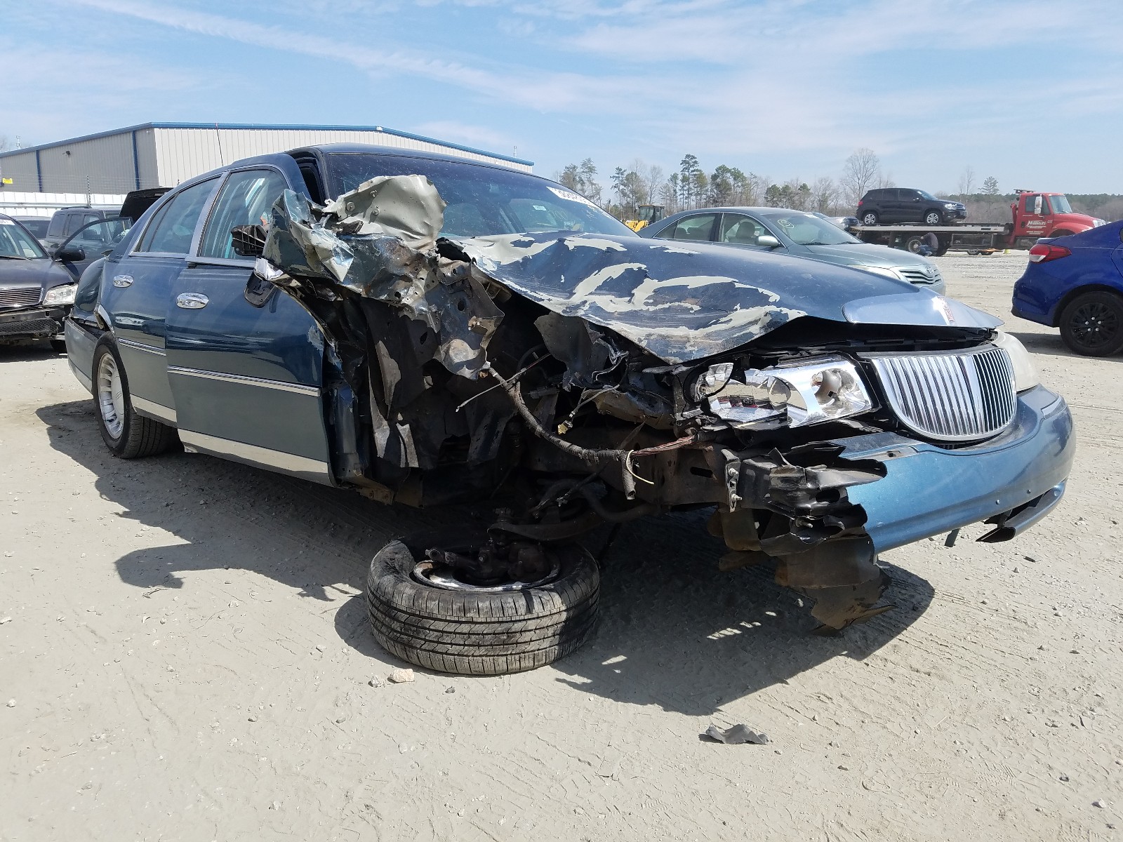 LINCOLN TOWN CAR E 2001 with VIN 1LNHM81W61Y651365 - Photo from auction