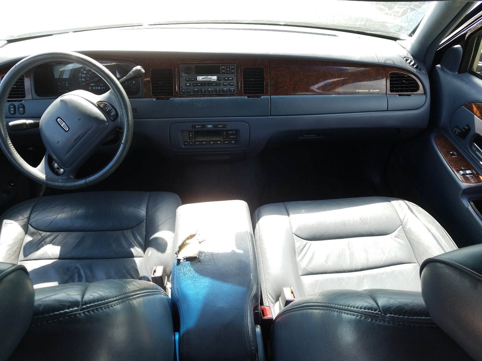Photo 9 from auction – 2001 LINCOLN TOWN CAR E with VIN 1LNHM81W61Y651365