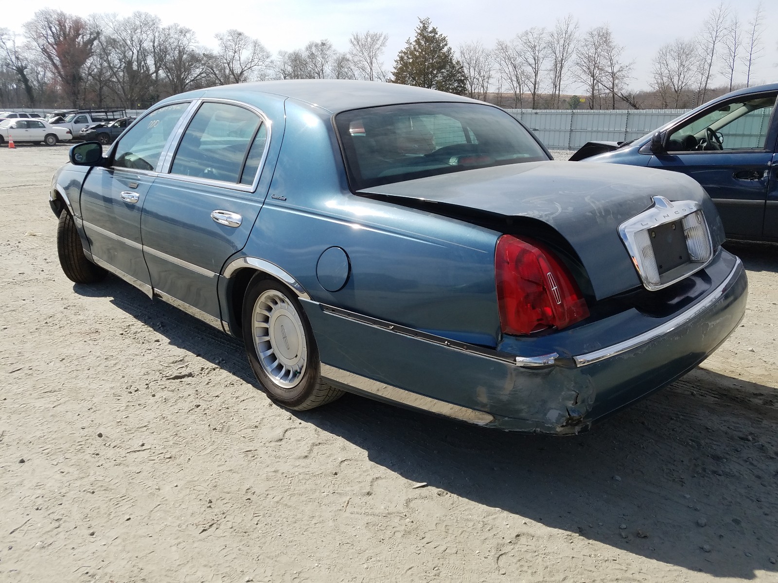 Photo 3 from auction – 2001 LINCOLN TOWN CAR E with VIN 1LNHM81W61Y651365