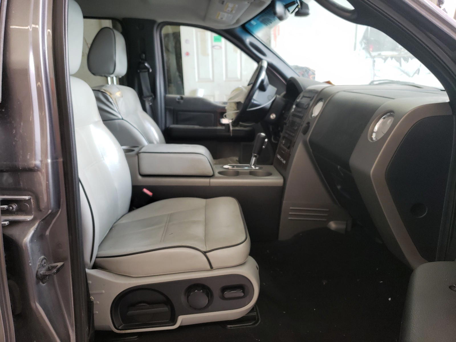 Photo 5 from auction – 2006 LINCOLN MARK LT with VIN 5LTPW16516FJ07602