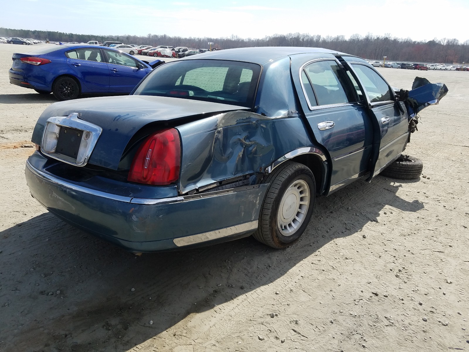 Photo 4 from auction – 2001 LINCOLN TOWN CAR E with VIN 1LNHM81W61Y651365