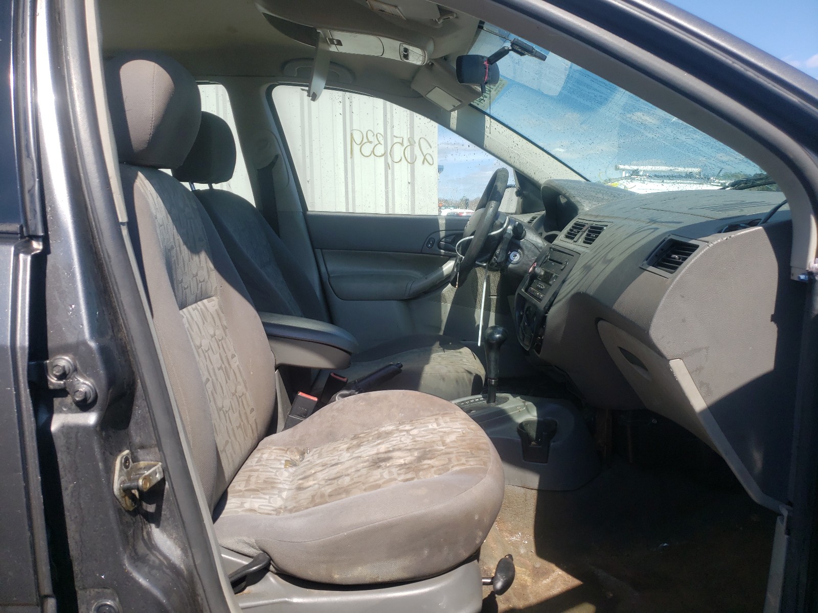 Photo 5 from auction – 2005 FORD FOCUS ZX4 with VIN 1FAFP34N45W235461