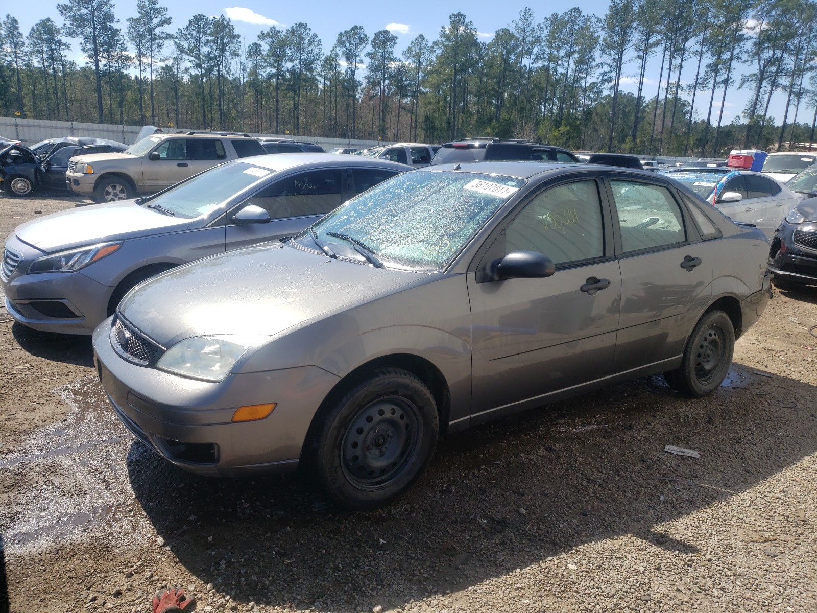 Photo 2 from auction – 2005 FORD FOCUS ZX4 with VIN 1FAFP34N45W235461