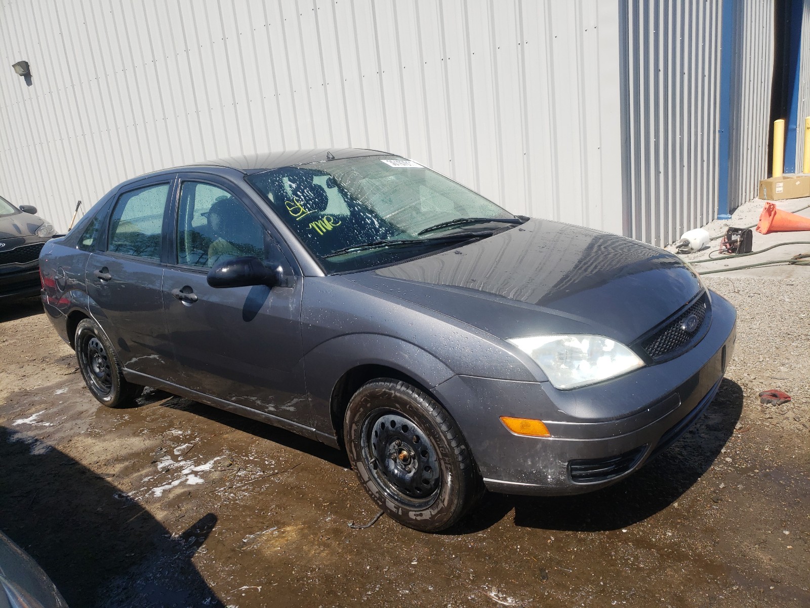 Photo 1 from auction – 2005 FORD FOCUS ZX4 with VIN 1FAFP34N45W235461
