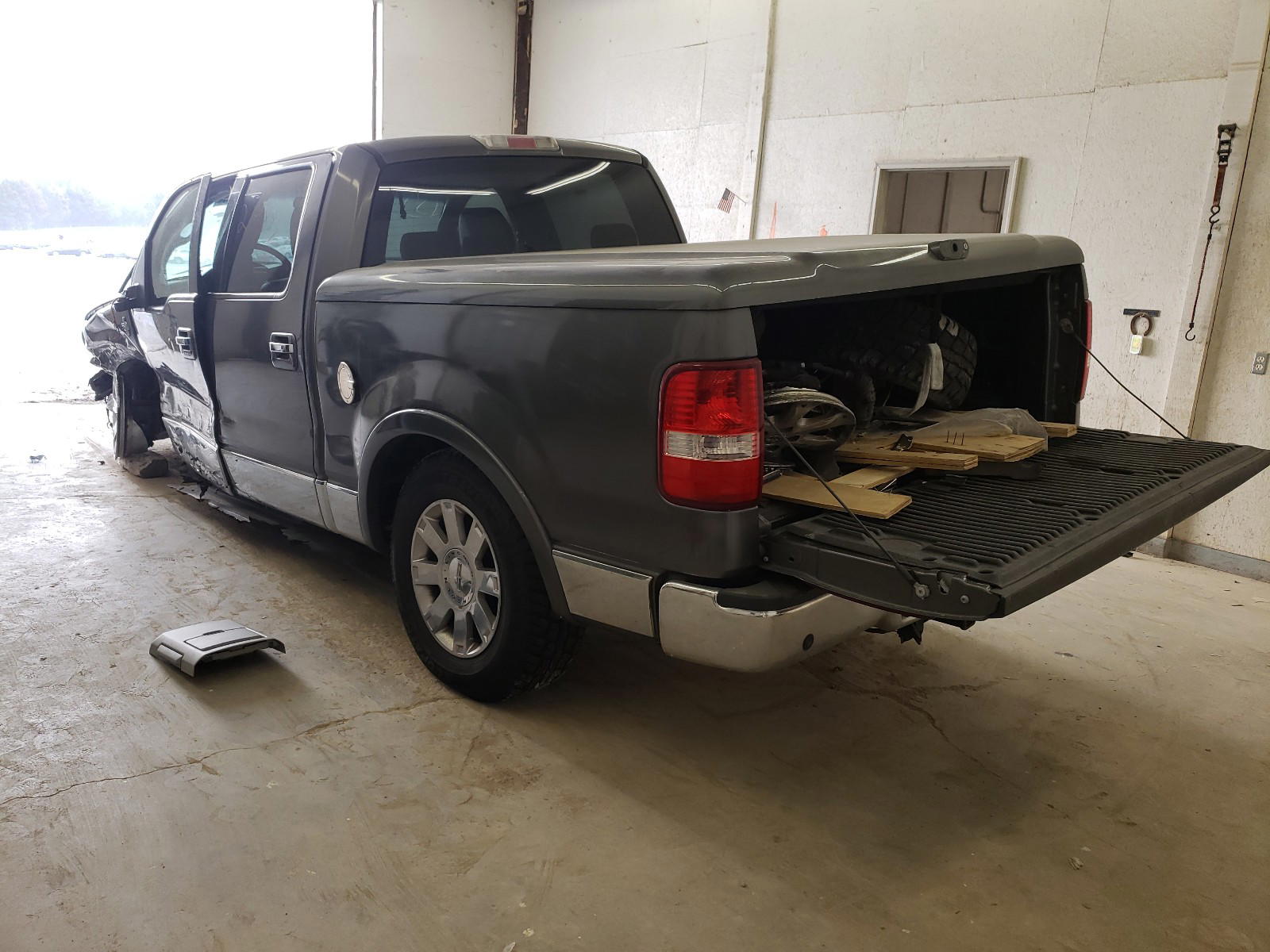 Photo 3 from auction – 2006 LINCOLN MARK LT with VIN 5LTPW16516FJ07602