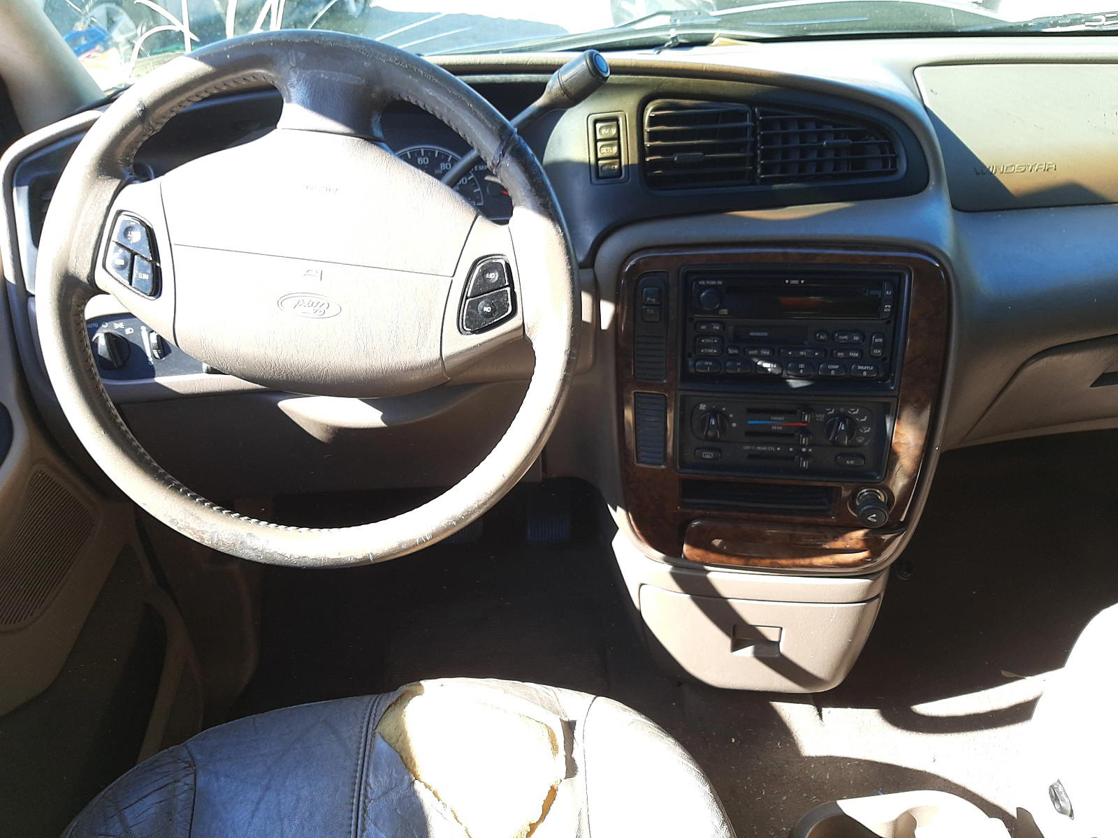 Photo 10 from auction – 2000 FORD WINDSTAR S with VIN 2FMZA5345YBC17050