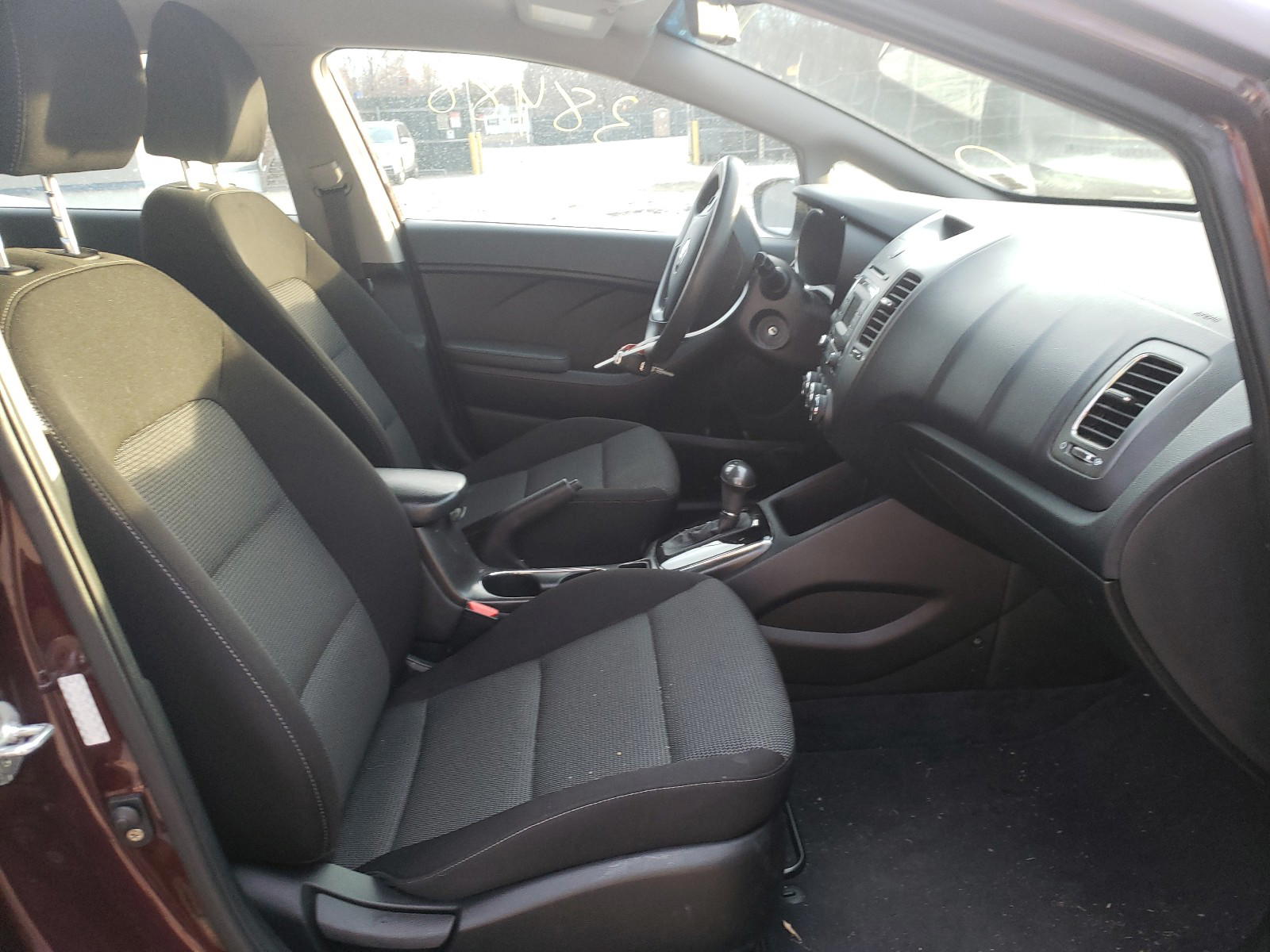 Photo 5 from auction – 2017 KIA FORTE LX with VIN 3KPFK4A78HE012942