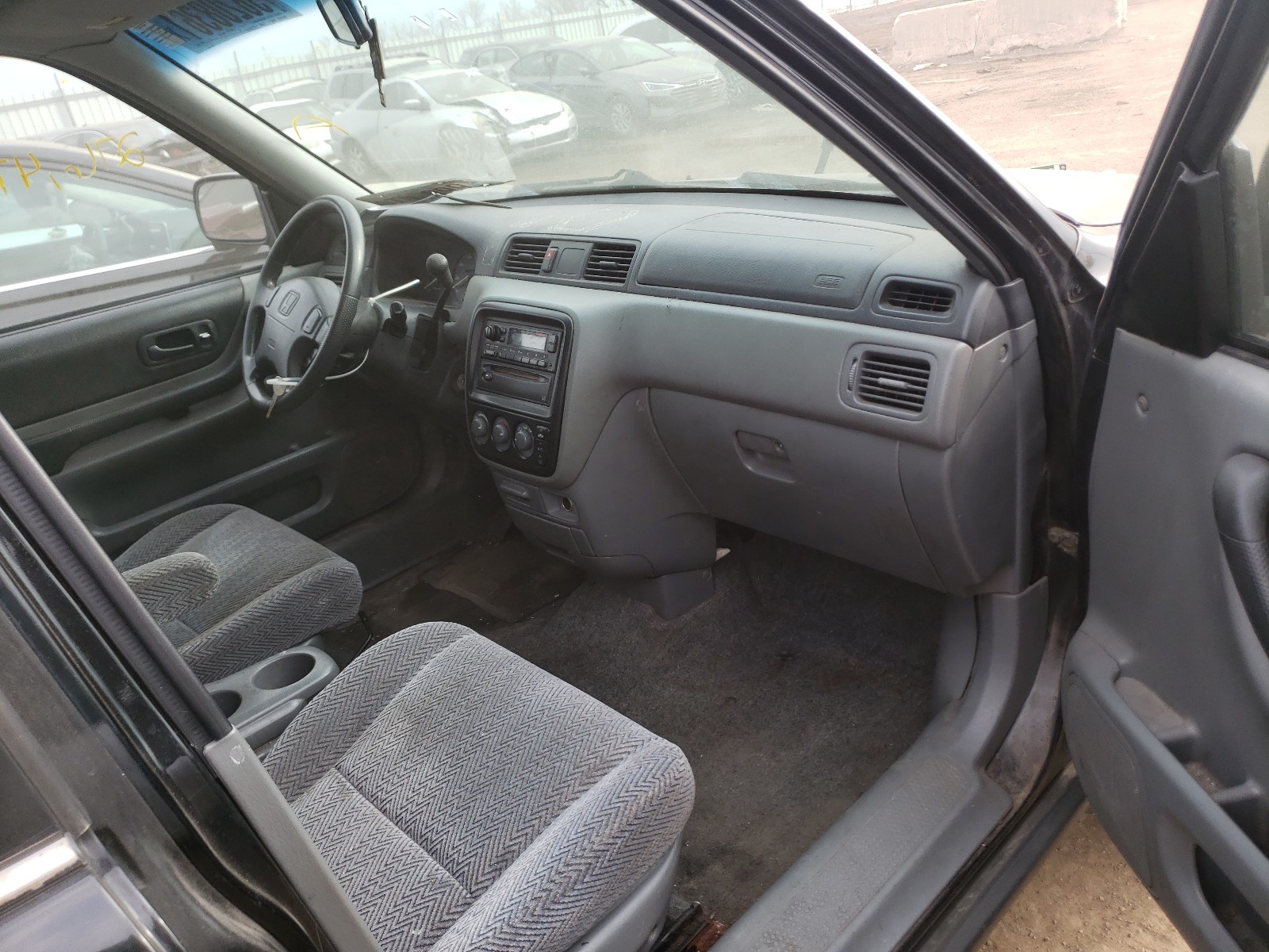 Photo 5 from auction – 1997 HONDA CR-V LX with VIN JHLRD1856VC029075