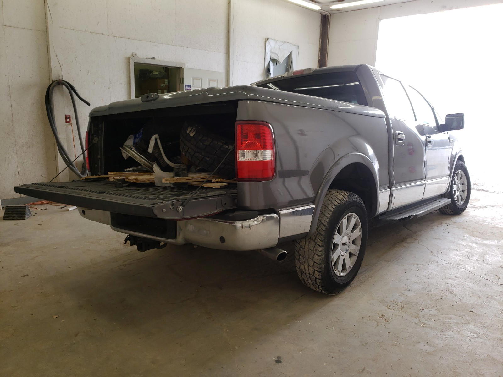 Photo 4 from auction – 2006 LINCOLN MARK LT with VIN 5LTPW16516FJ07602