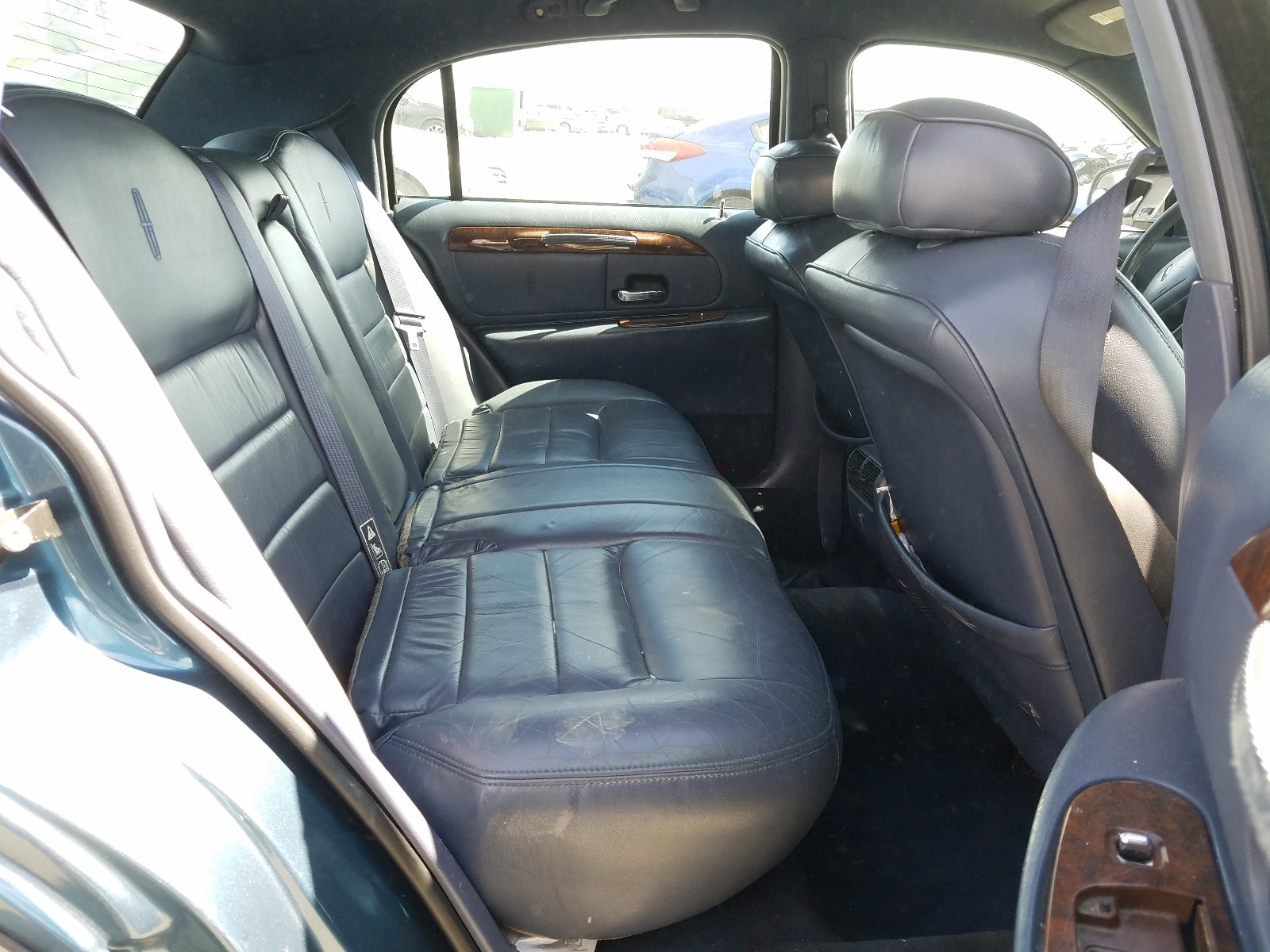 Photo 6 from auction – 2001 LINCOLN TOWN CAR E with VIN 1LNHM81W61Y651365