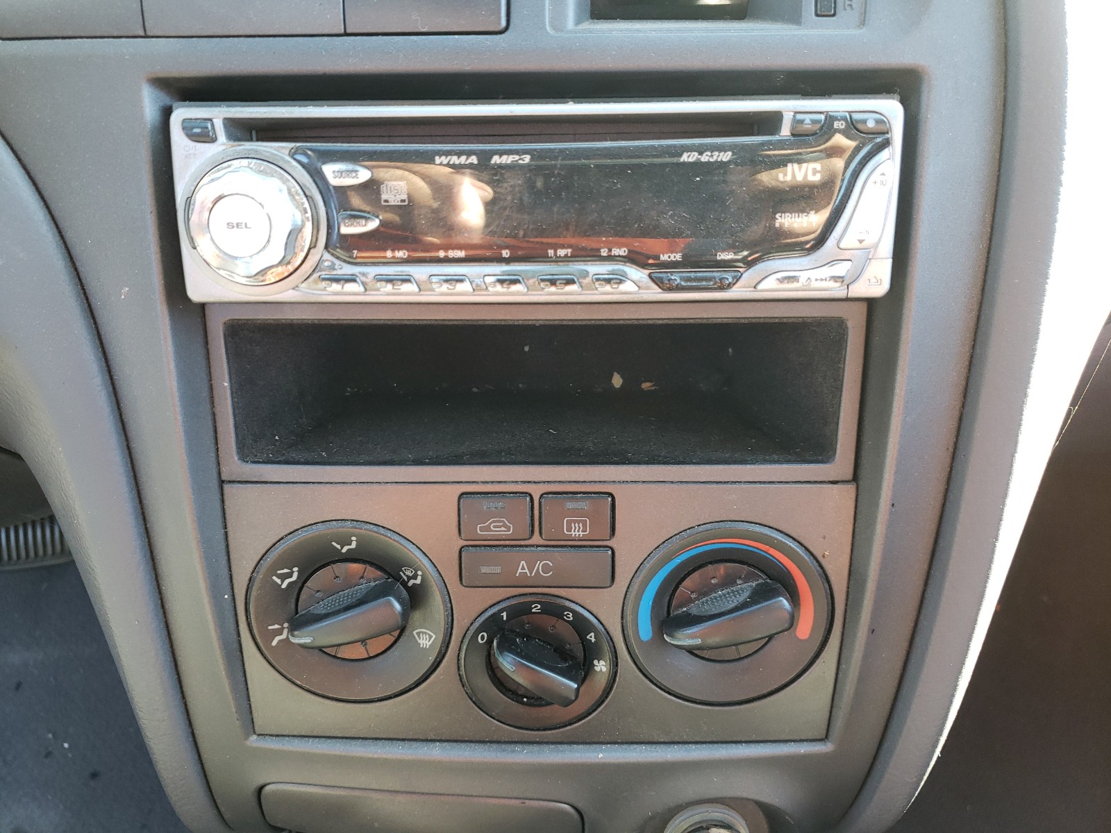 Photo 9 from auction – 2002 HYUNDAI ELANTRA with VIN KMHDN45D32U350977