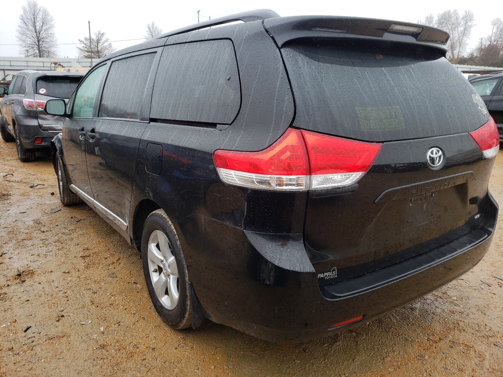 Photo 3 from auction – 2014 TOYOTA SIENNA LE with VIN 5TDKK3DC9ES526382