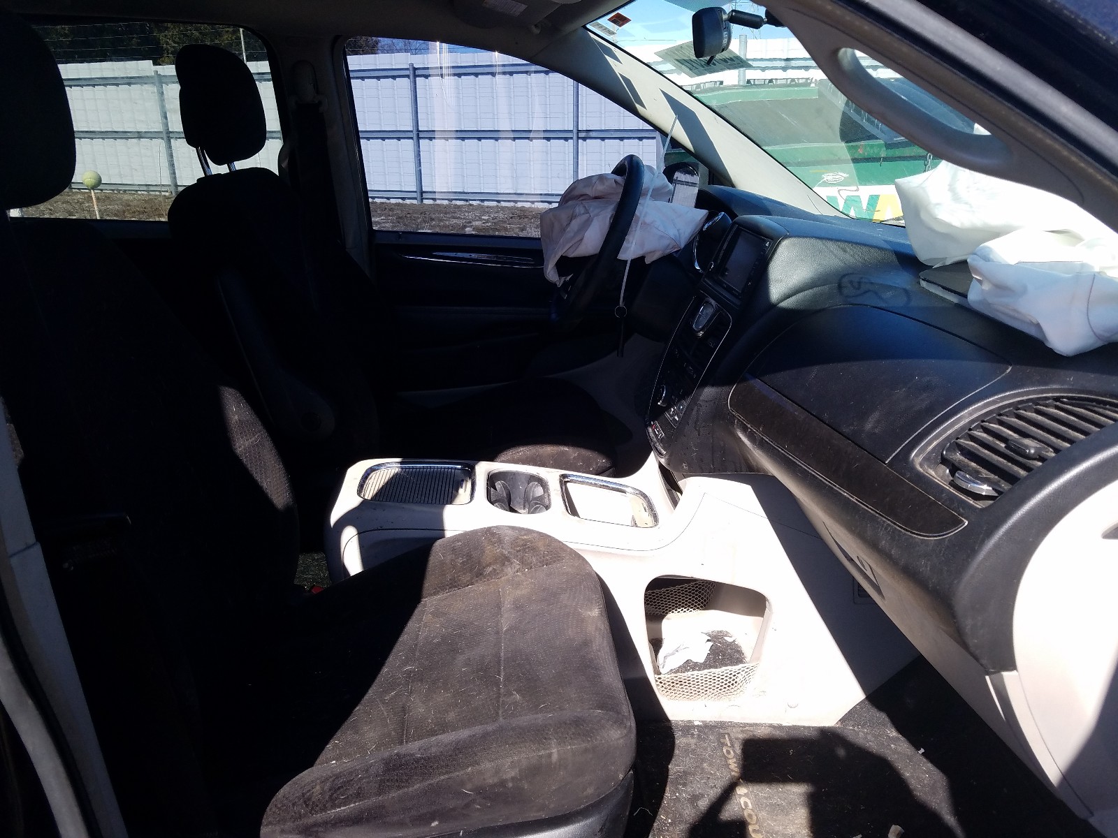 Photo 5 from auction – 2014 CHRYSLER TOWN & COU with VIN 2C4RC1BG1ER115072
