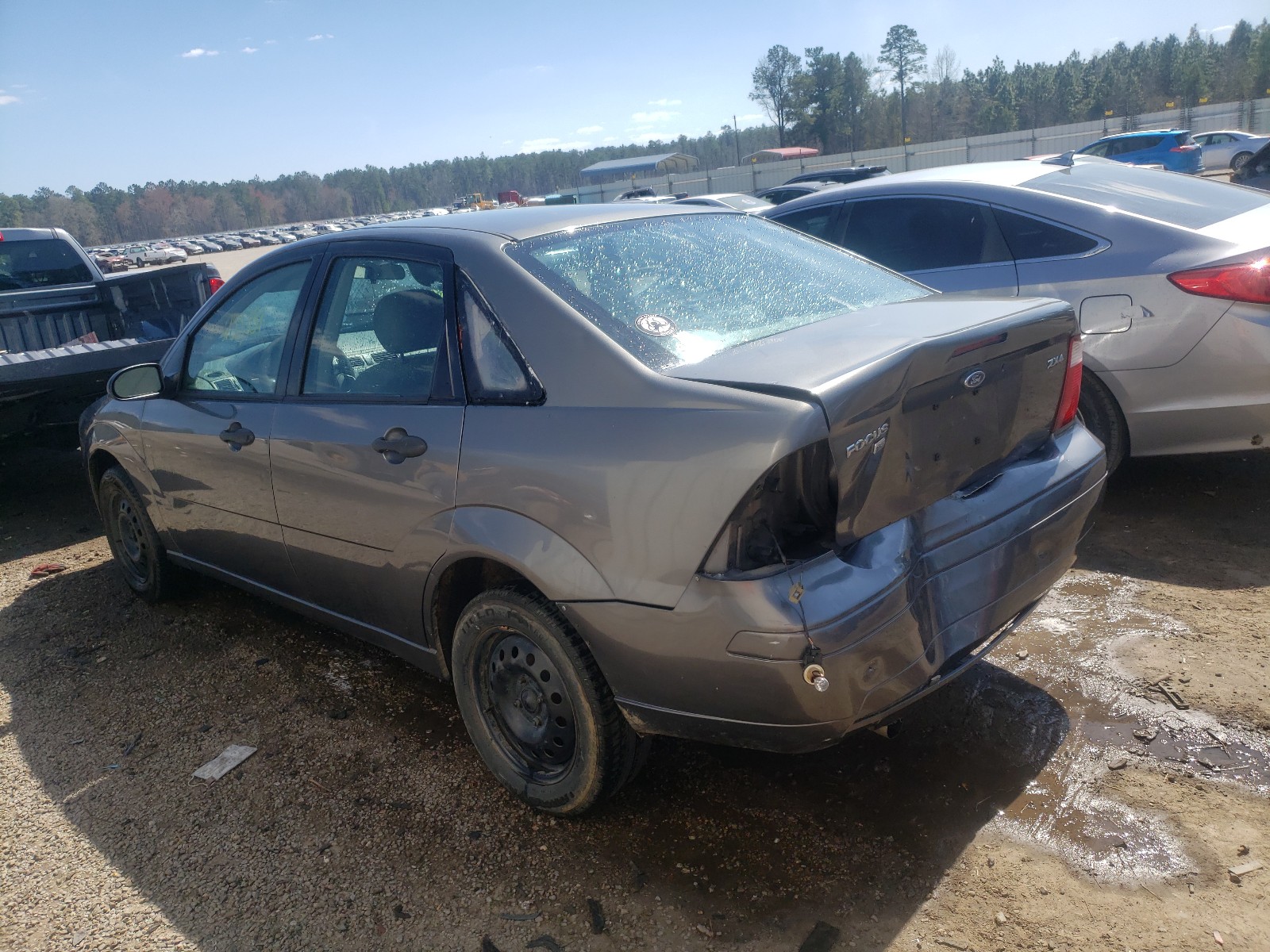 Photo 3 from auction – 2005 FORD FOCUS ZX4 with VIN 1FAFP34N45W235461