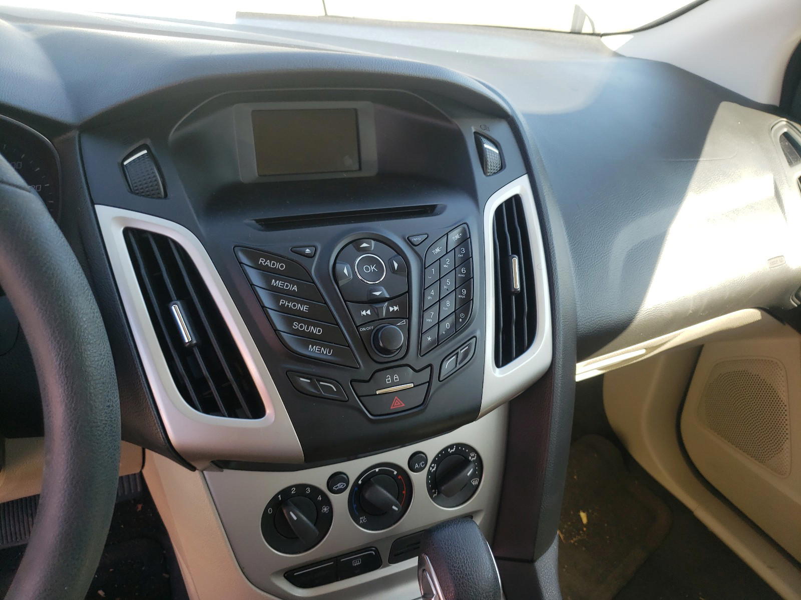 Photo 9 from auction – 2014 FORD FOCUS SE with VIN 1FADP3F2XEL393637