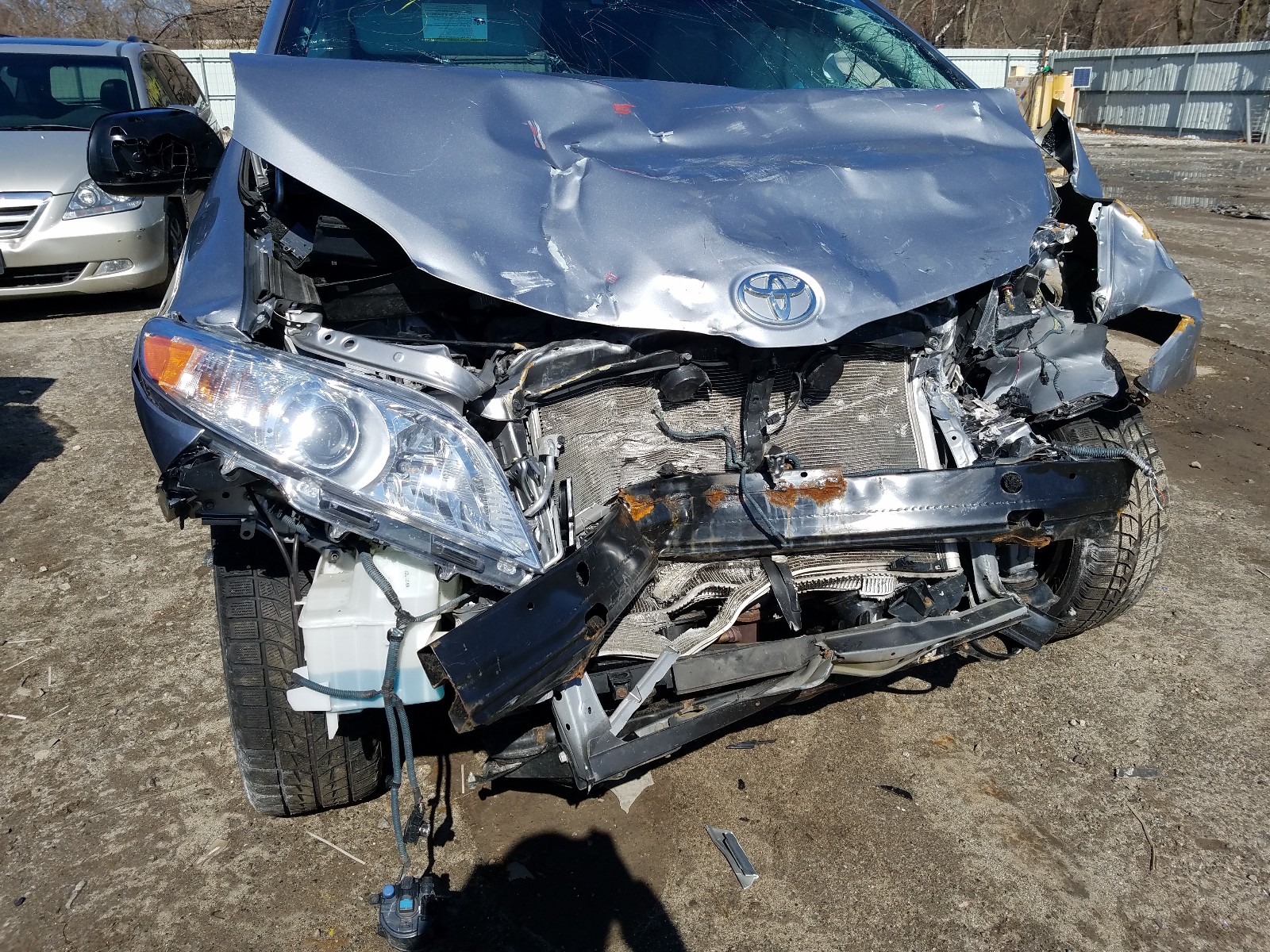 Photo 9 from auction – 2013 TOYOTA SIENNA XLE with VIN 5TDDK3DC1DS055626