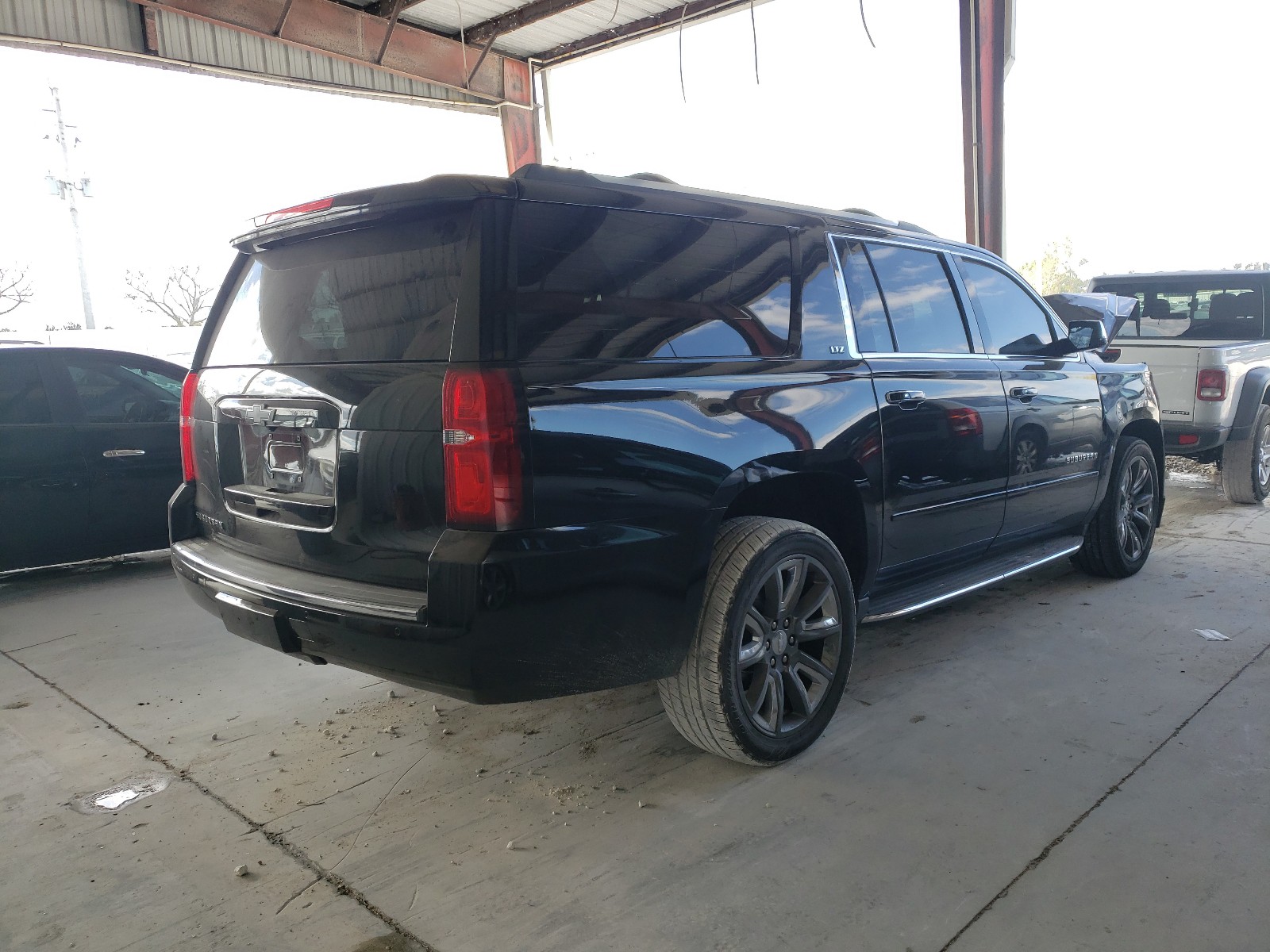 Photo 4 from auction – 2015 CHEVROLET SUBURBAN with VIN 1GNSKKKC7FR622015