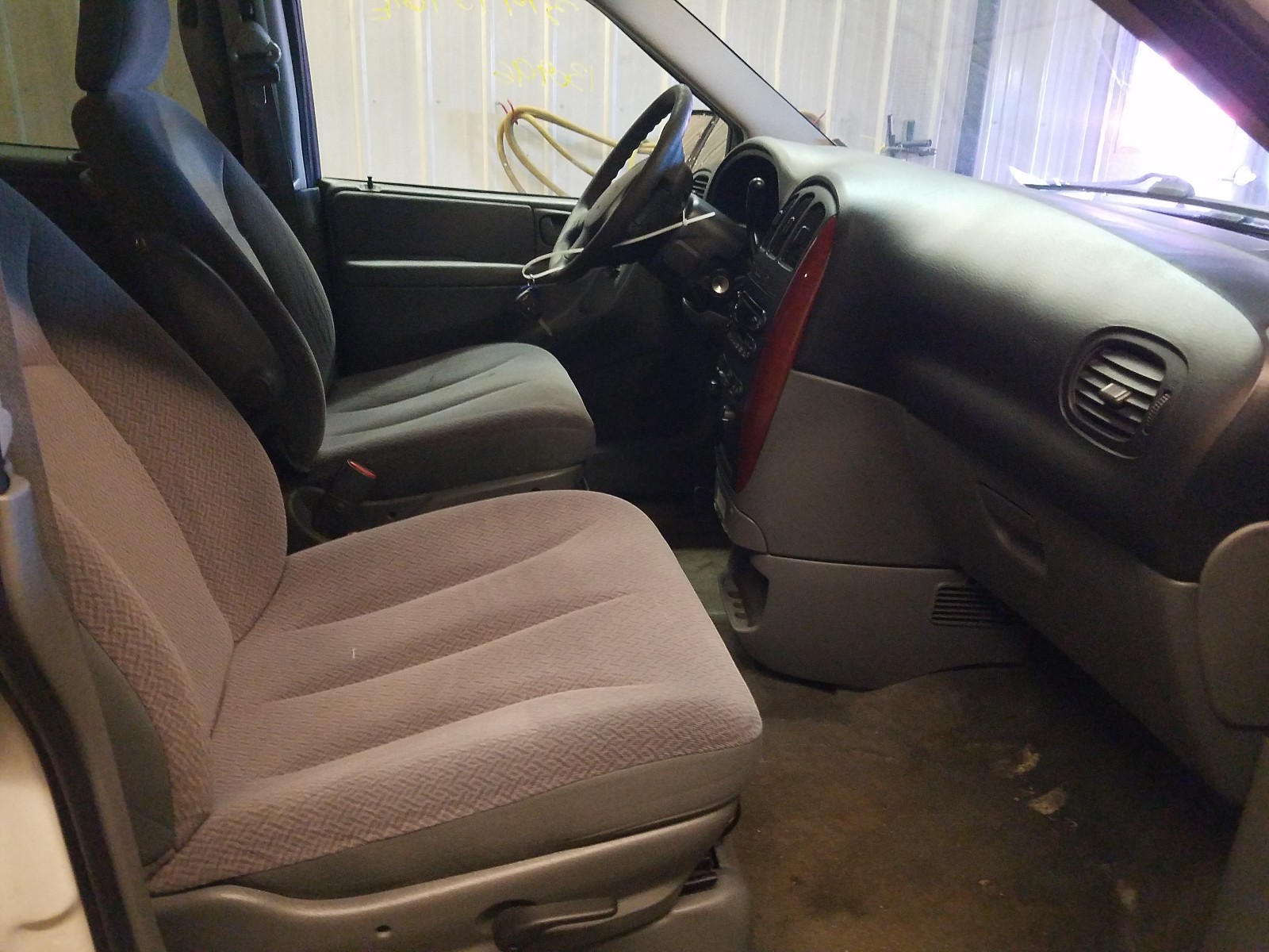 Photo 5 from auction – 2007 CHRYSLER TOWN & COU with VIN 1A4GJ45R47B155279