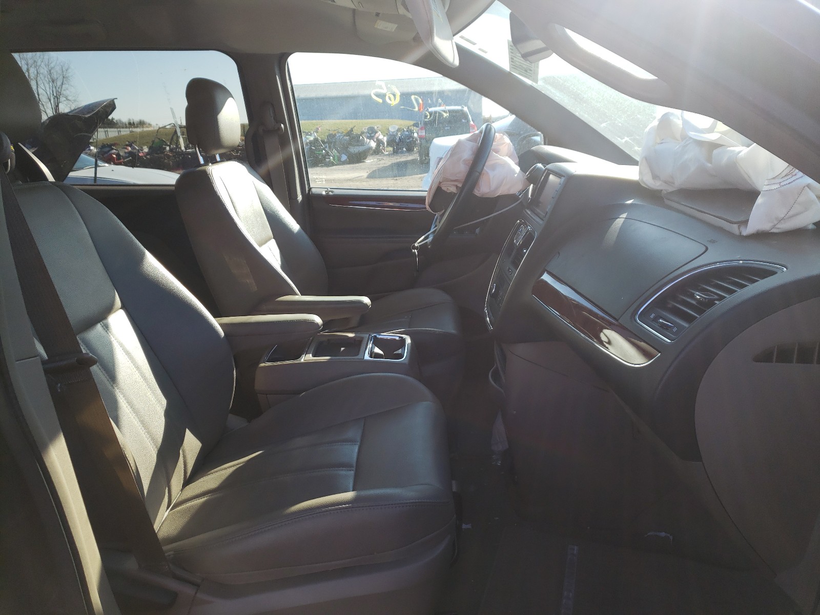 Photo 5 from auction – 2014 CHRYSLER TOWN & COU with VIN 2C4RC1BGXER191843