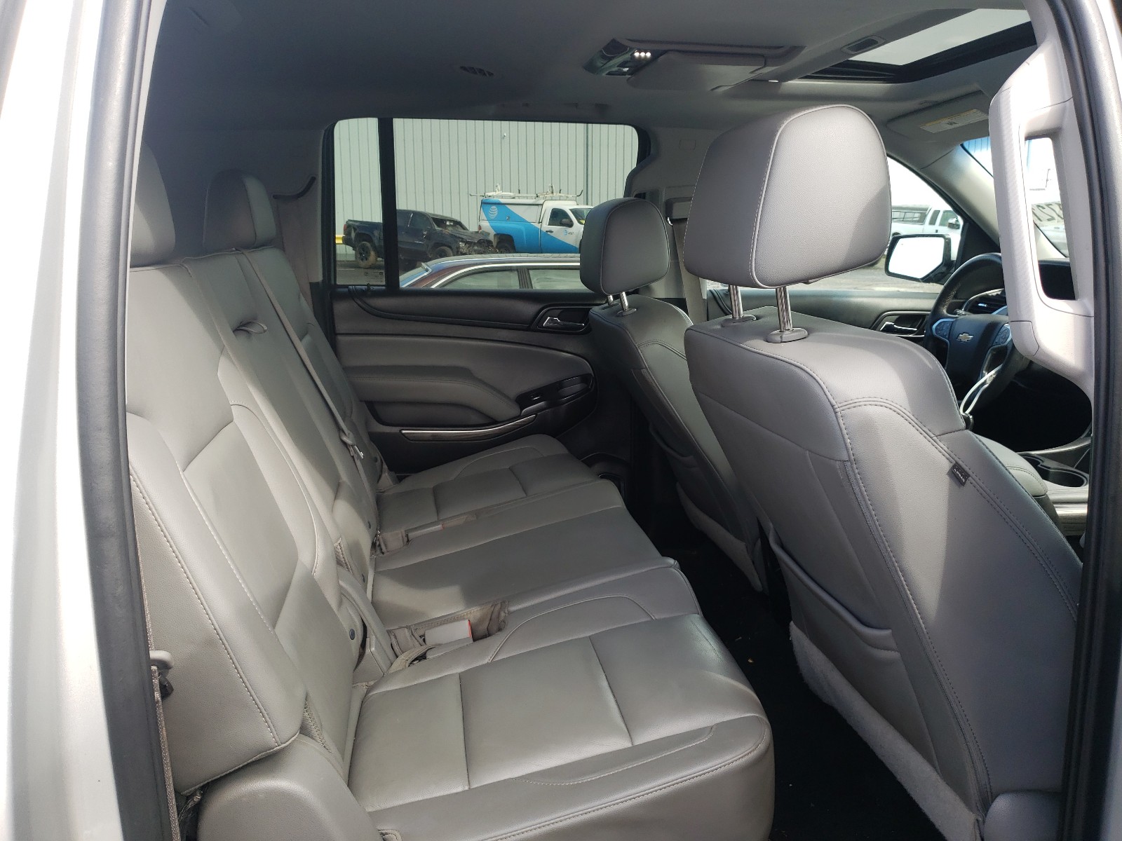 Photo 6 from auction – 2016 CHEVROLET SUBURBAN K with VIN 1GNSKHKC1GR259053