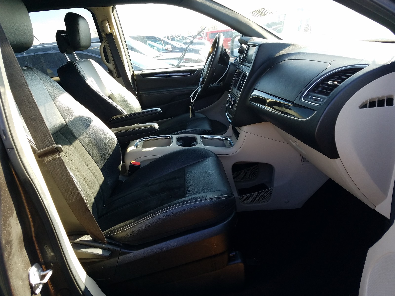 Photo 5 from auction – 2017 DODGE GRAND CARA with VIN 2C4RDGCG0HR678231