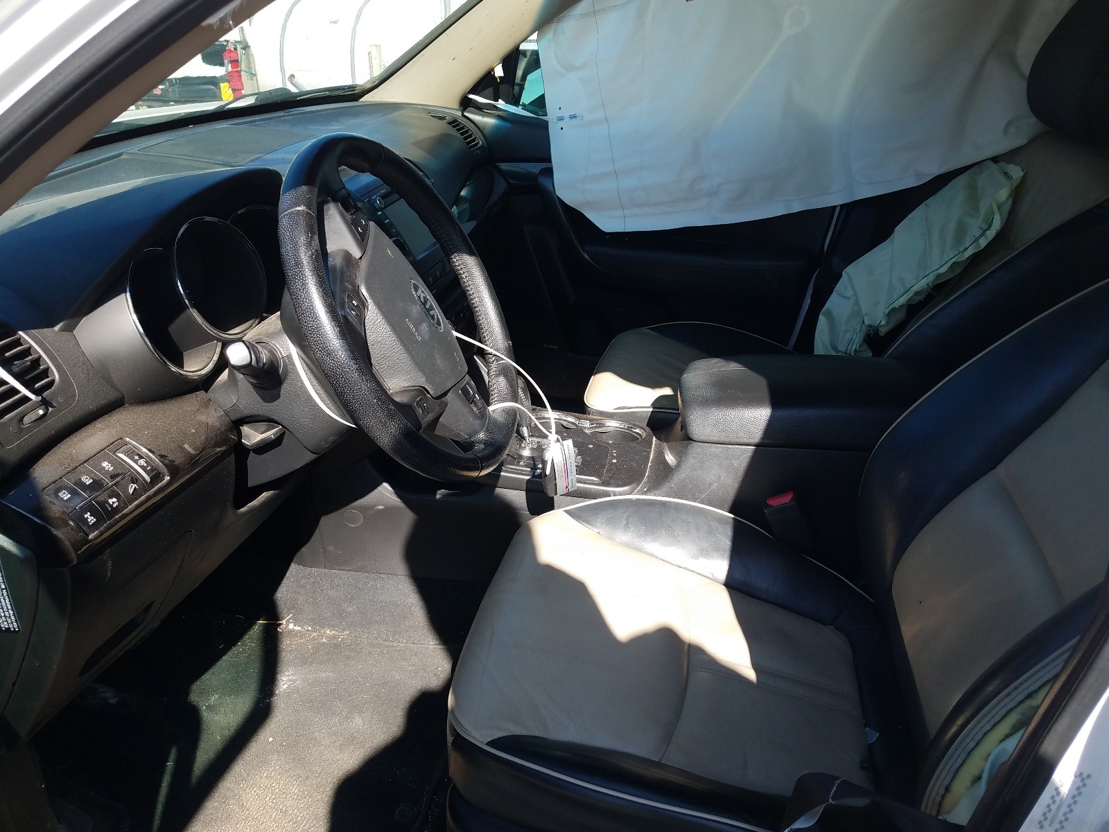Photo 5 from auction – 2011 KIA SORENTO EX with VIN 5XYKUDA2XBG033394