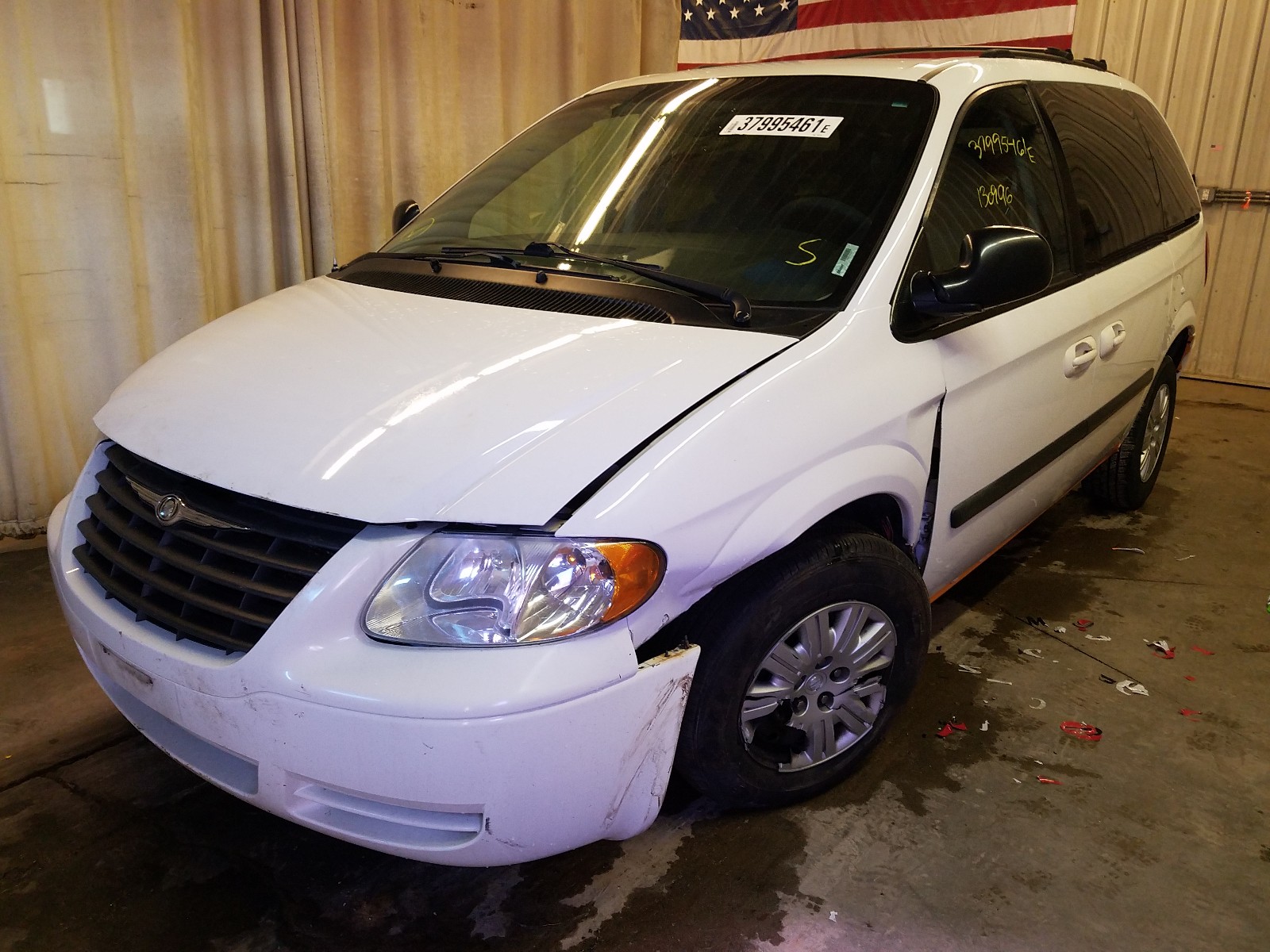 Photo 2 from auction – 2007 CHRYSLER TOWN & COU with VIN 1A4GJ45R47B155279