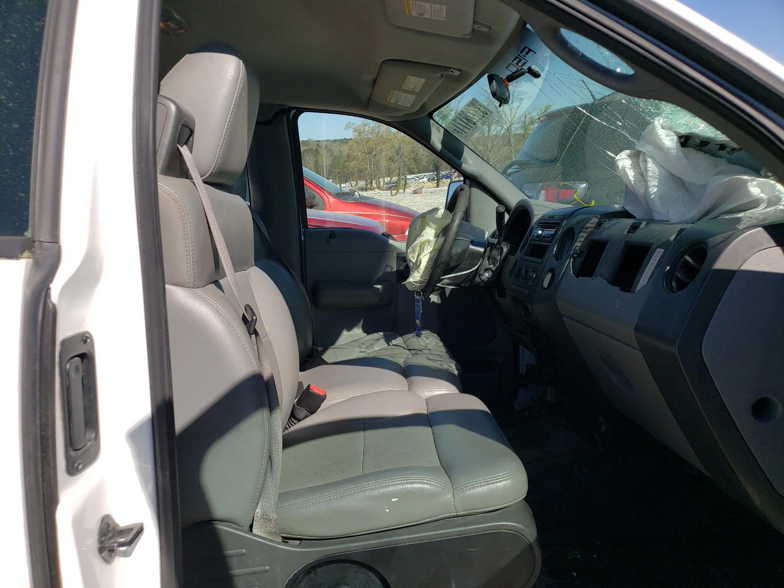 Photo 5 from auction – 2005 FORD F150 with VIN 1FTVF12545NC01638