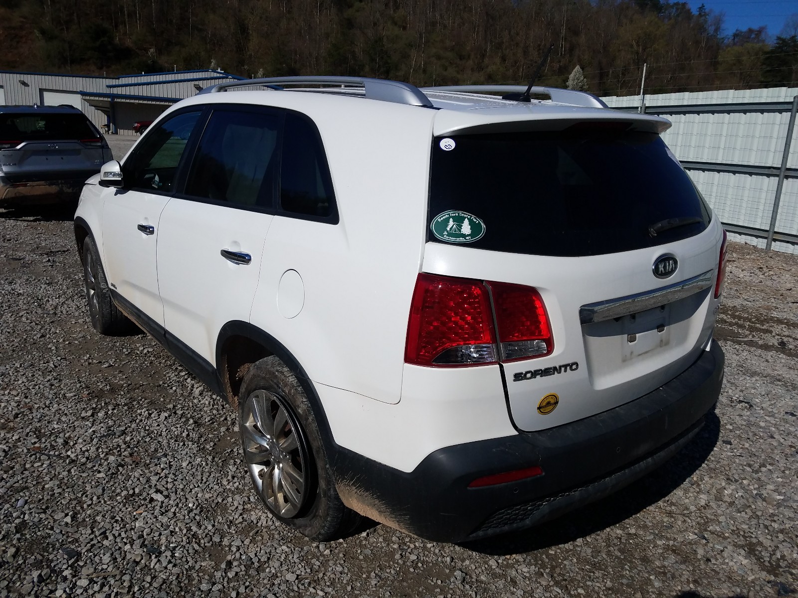Photo 3 from auction – 2011 KIA SORENTO EX with VIN 5XYKUDA2XBG033394