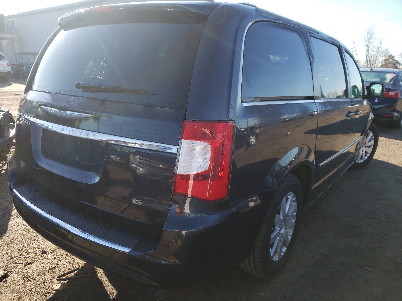 Photo 4 from auction – 2014 CHRYSLER TOWN & COU with VIN 2C4RC1BGXER191843