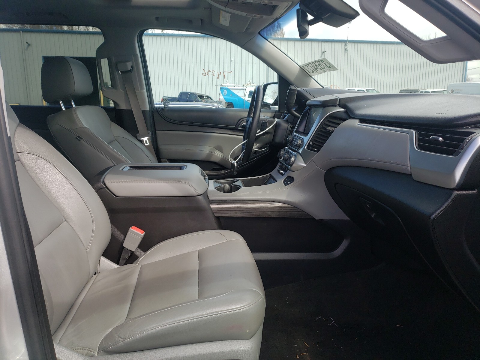 Photo 5 from auction – 2016 CHEVROLET SUBURBAN K with VIN 1GNSKHKC1GR259053