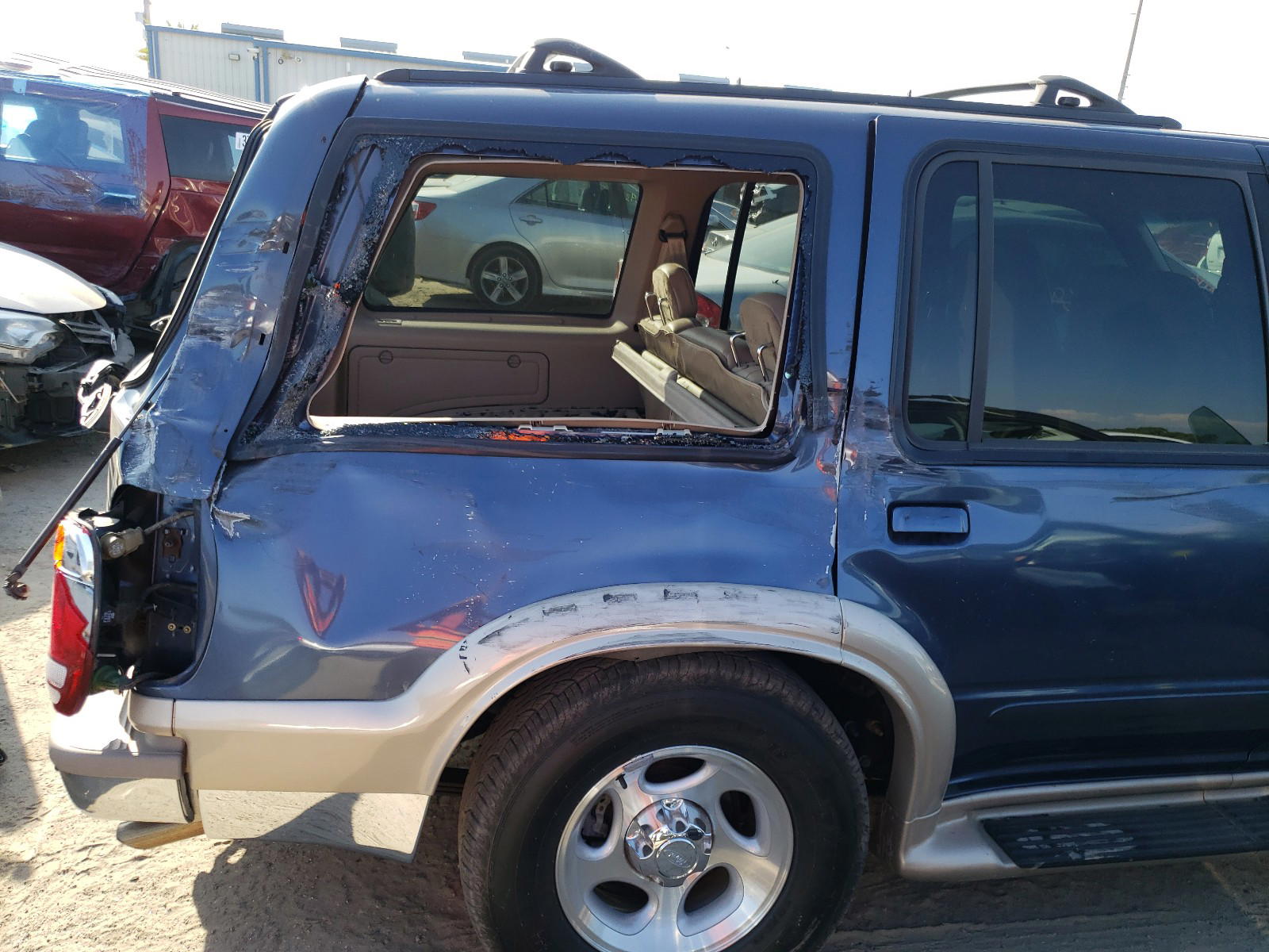 Photo 9 from auction – 2000 FORD EXPLORER E with VIN 1FMDU64P3YZA74919