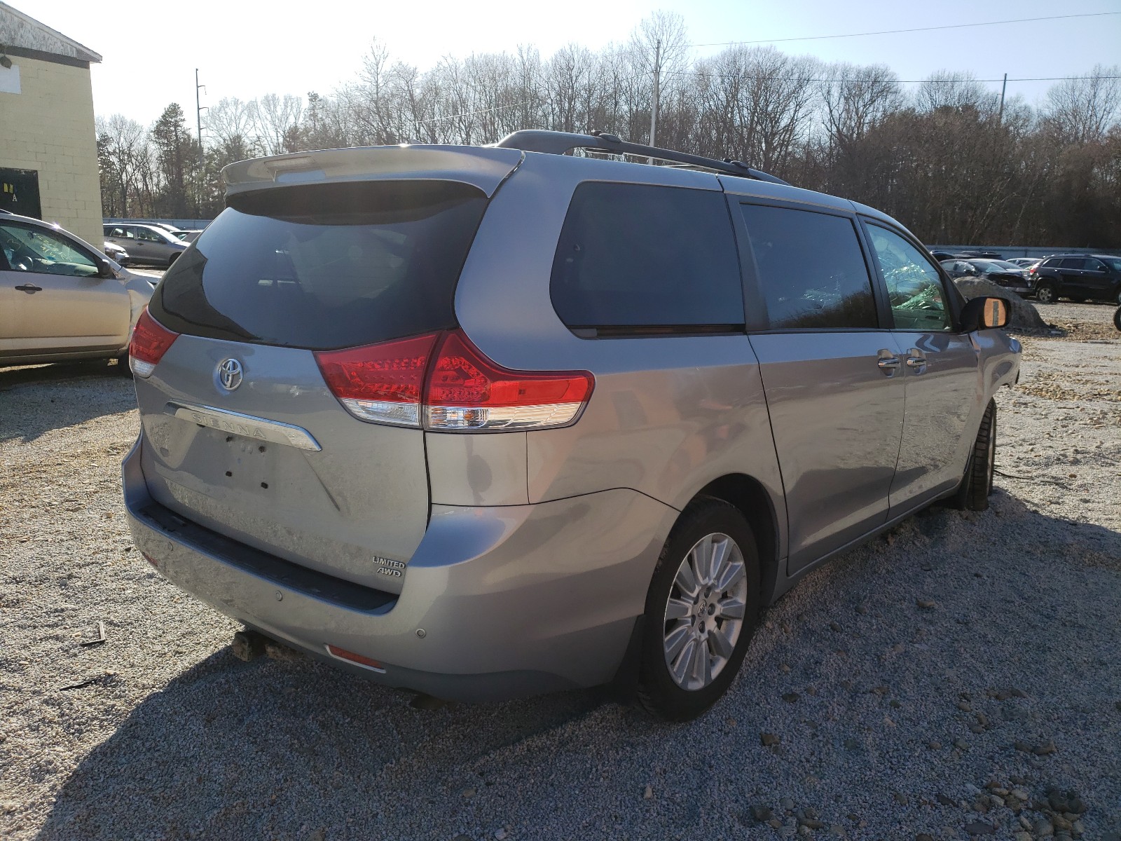 Photo 4 from auction – 2013 TOYOTA SIENNA XLE with VIN 5TDDK3DC1DS055626