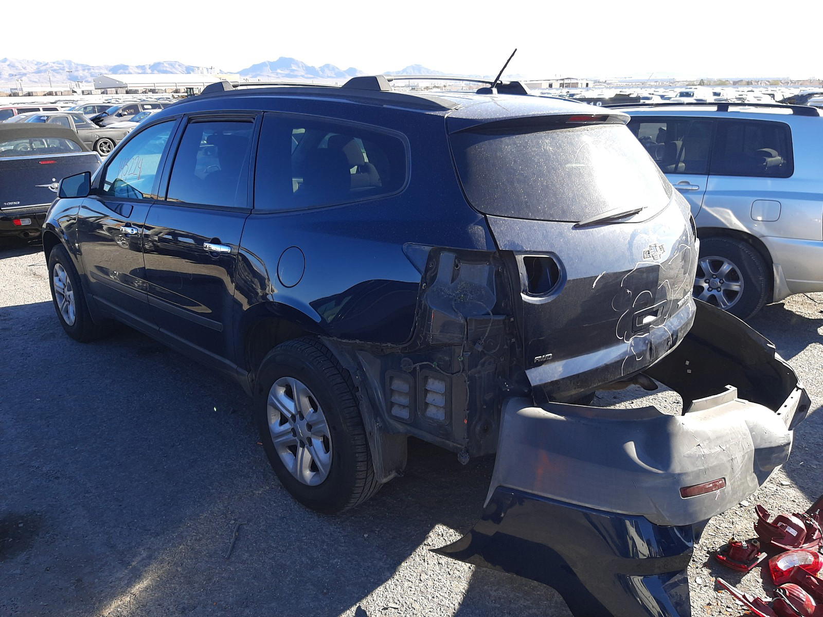 Photo 3 from auction – 2011 CHEVROLET TRAVERSE L with VIN 1GNKVFED5BJ144933