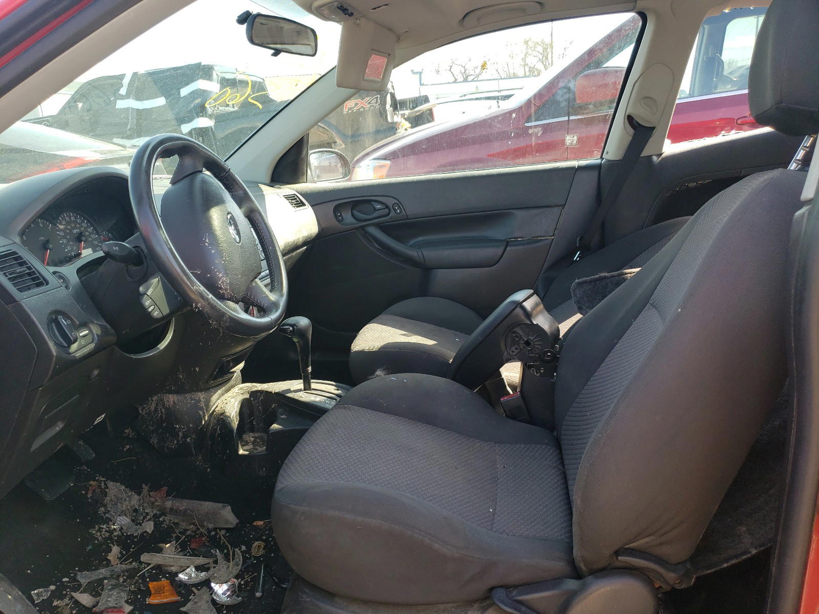 Photo 5 from auction – 2006 FORD FOCUS with VIN 1FAFP31N46W152506