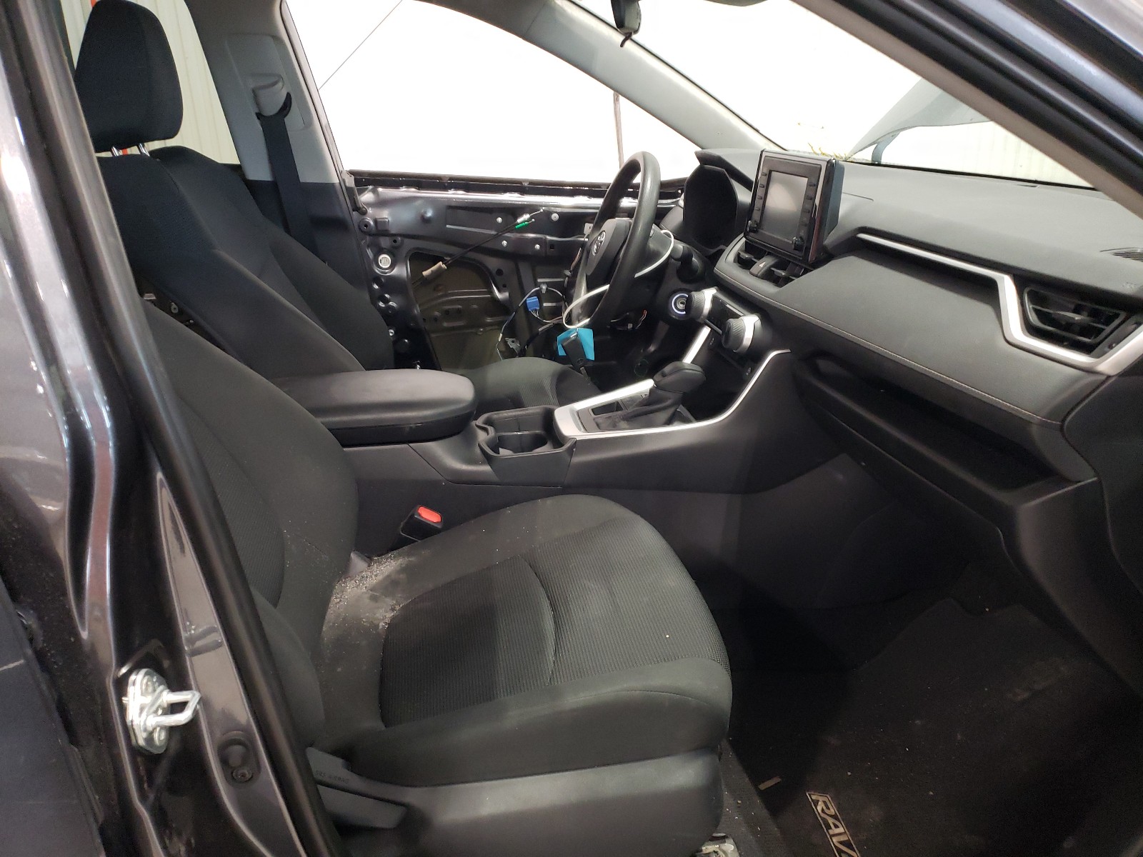 Photo 5 from auction – 2019 TOYOTA RAV4 LE with VIN 2T3G1RFV7KC022421