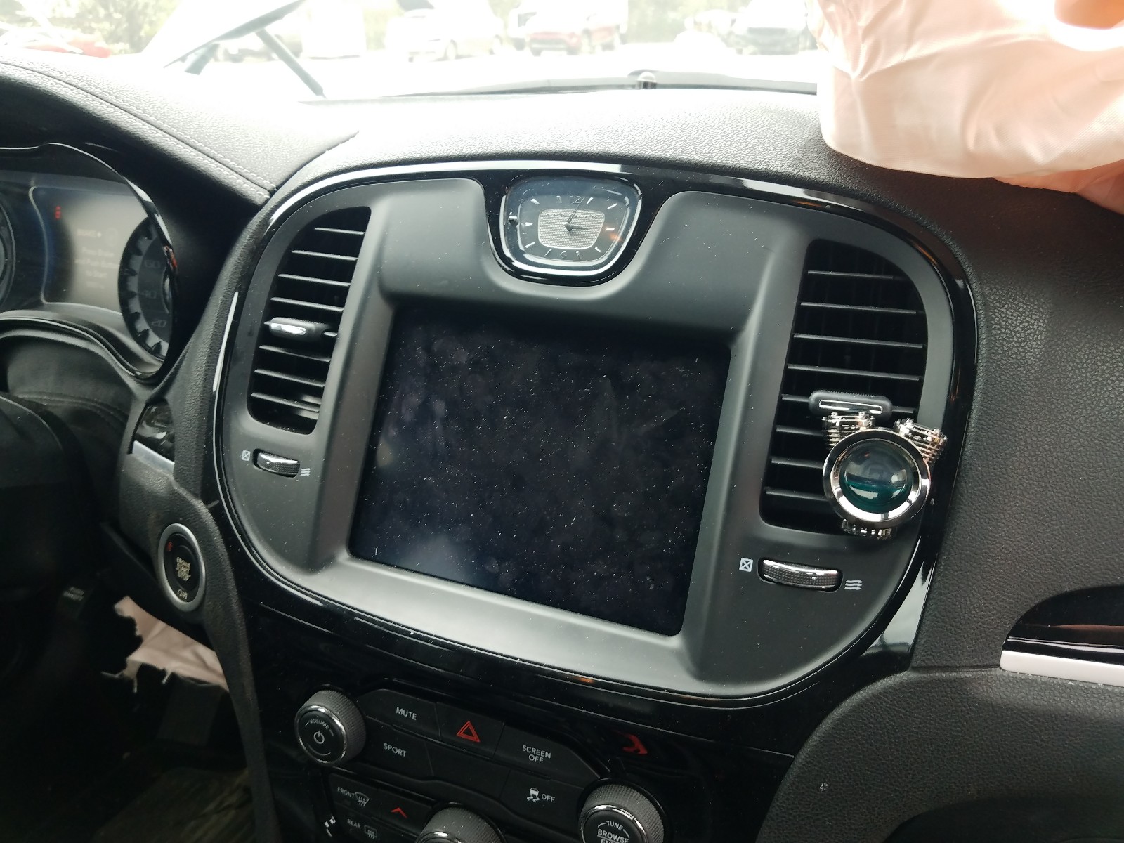 Фото 9 с аукциона – 2019 CHRYSLER 300 S с VIN 2C3CCABGXKH548868