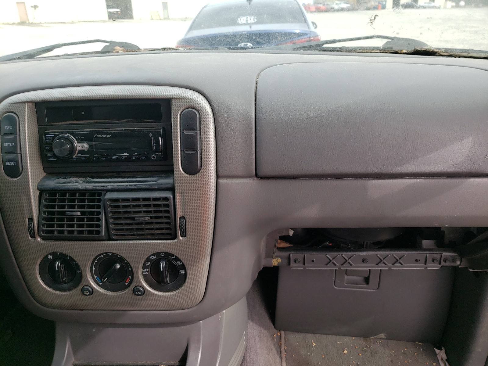 Foto 9 de la subasta – 2005 FORD EXPLORER con VIN 1FMZU63K85UA20634