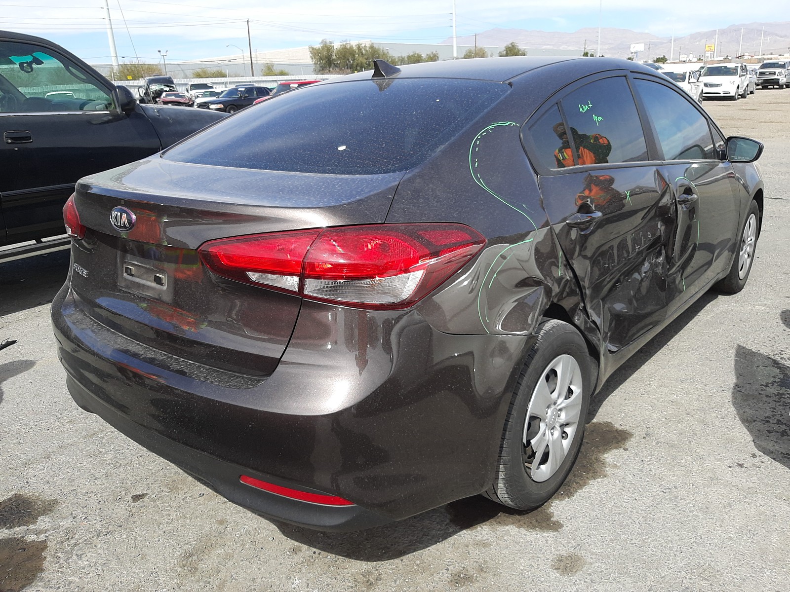 Photo 4 from auction – 2018 KIA FORTE LX with VIN 3KPFK4A72JE204377