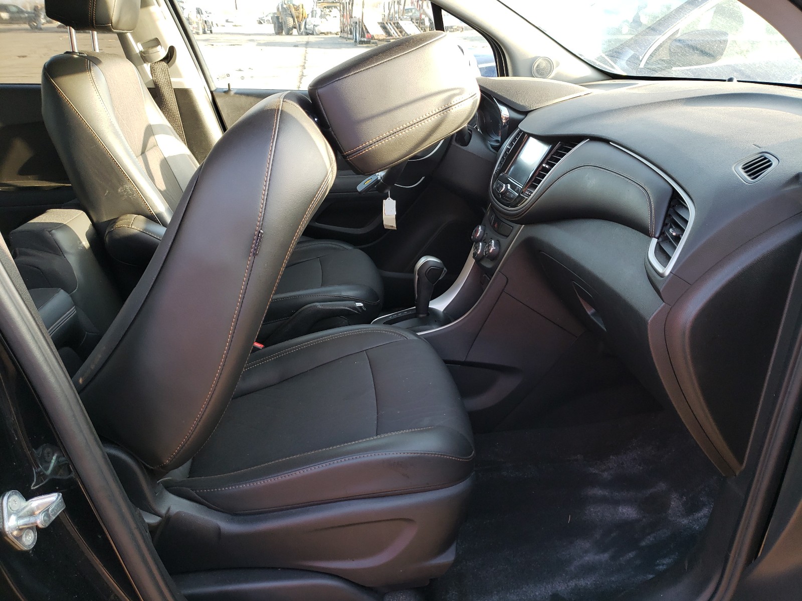 Photo 5 from auction – 2017 CHEVROLET TRAX 1LT with VIN 3GNCJLSB4HL262510