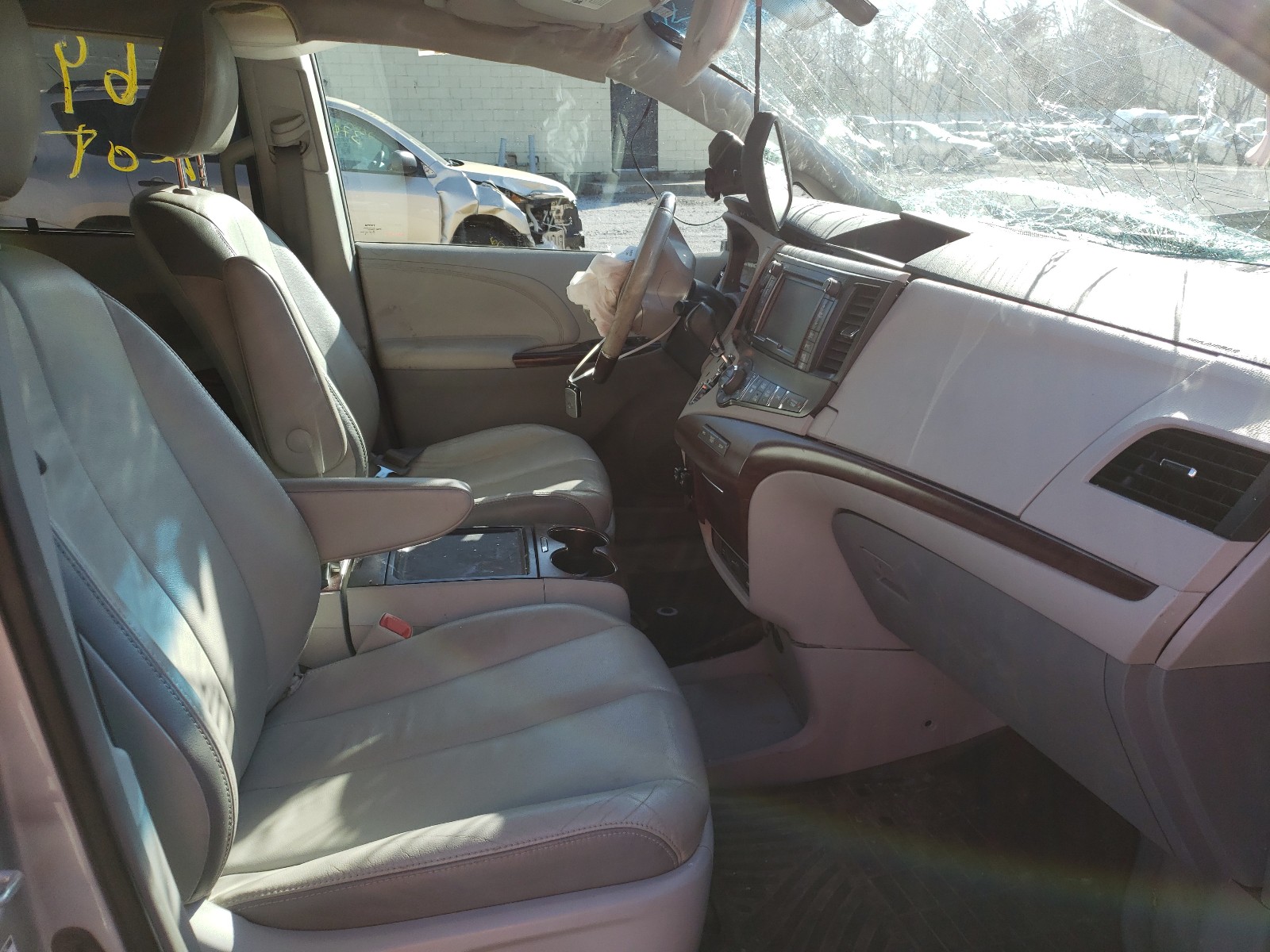 Photo 5 from auction – 2013 TOYOTA SIENNA XLE with VIN 5TDDK3DC1DS055626