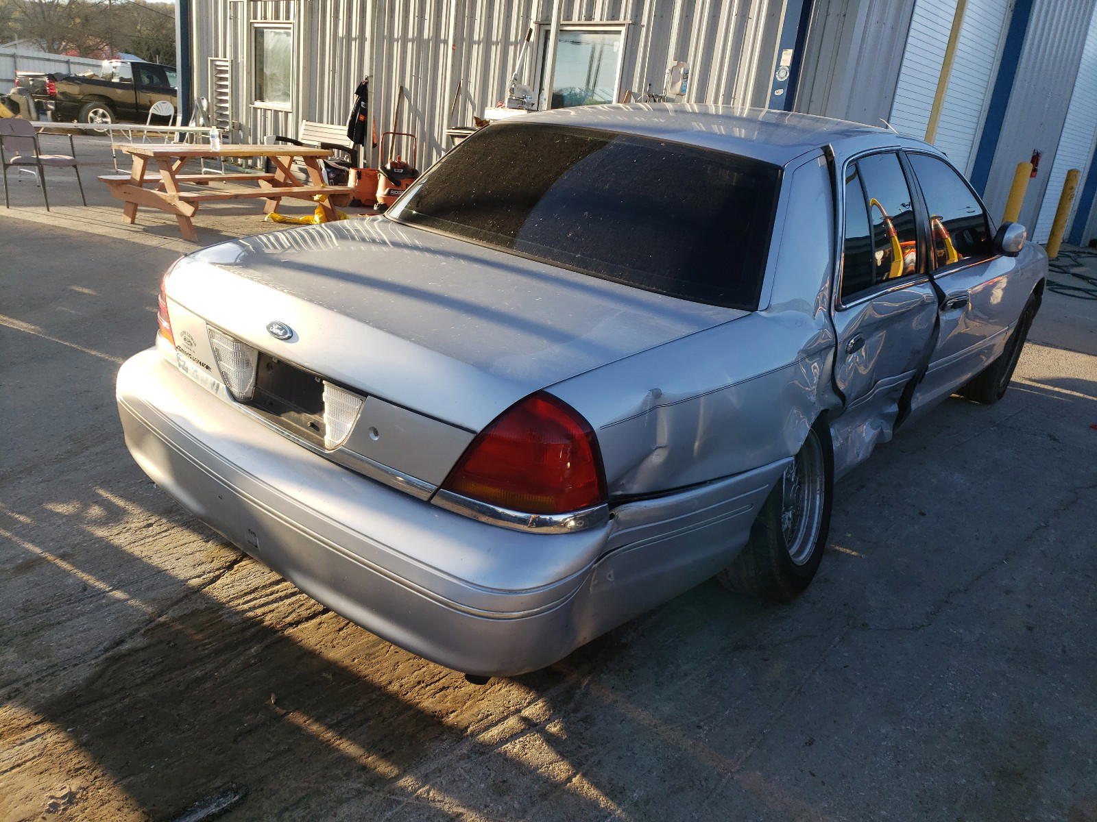 Photo 4 from auction – 2001 FORD CROWN VICT with VIN 2FAFP74W71X121310