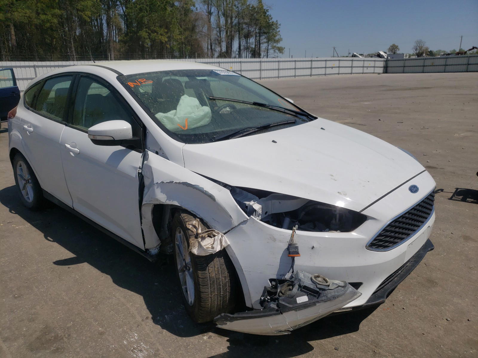 FORD FOCUS SE 2015 with VIN 1FADP3K20FL228364 - Photo from auction